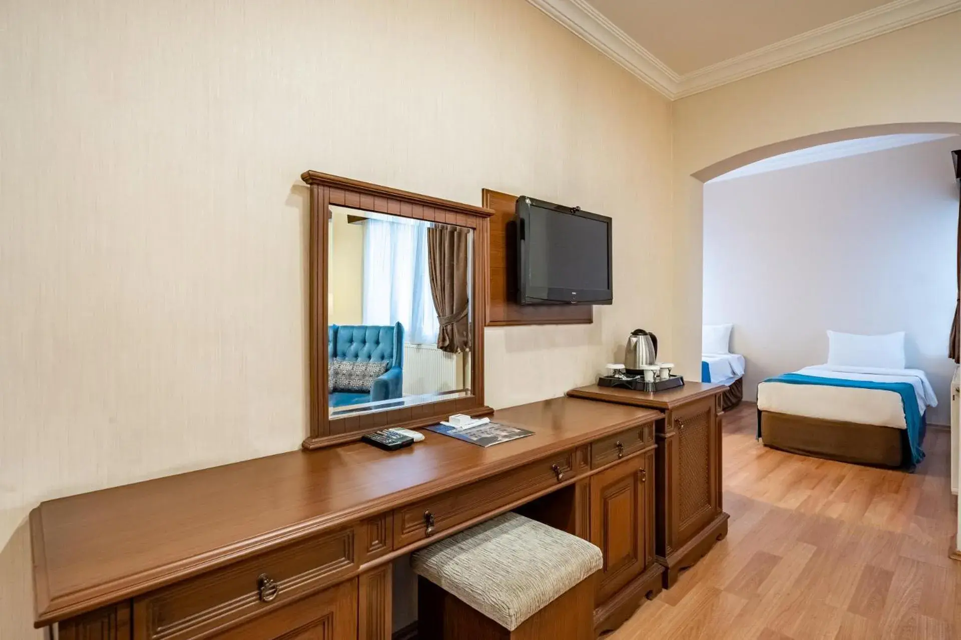 Bedroom, TV/Entertainment Center in Buyuk Velic Hotel