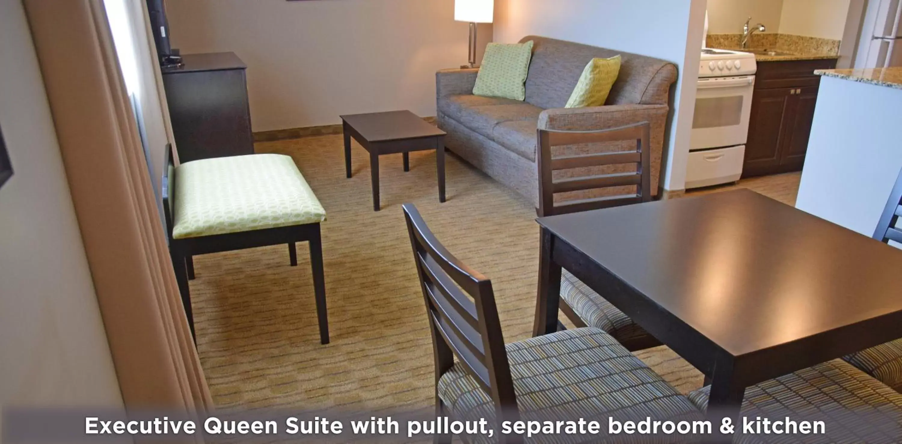 Kitchen or kitchenette, Seating Area in Best Western Pembroke Inn & Conference Centre