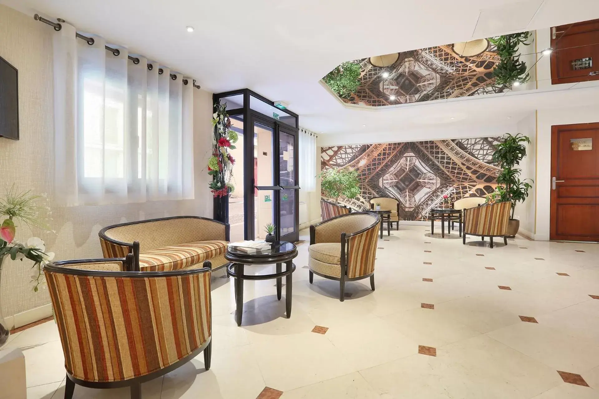 Lounge or bar, Lobby/Reception in Hotel Beaugrenelle Tour Eiffel