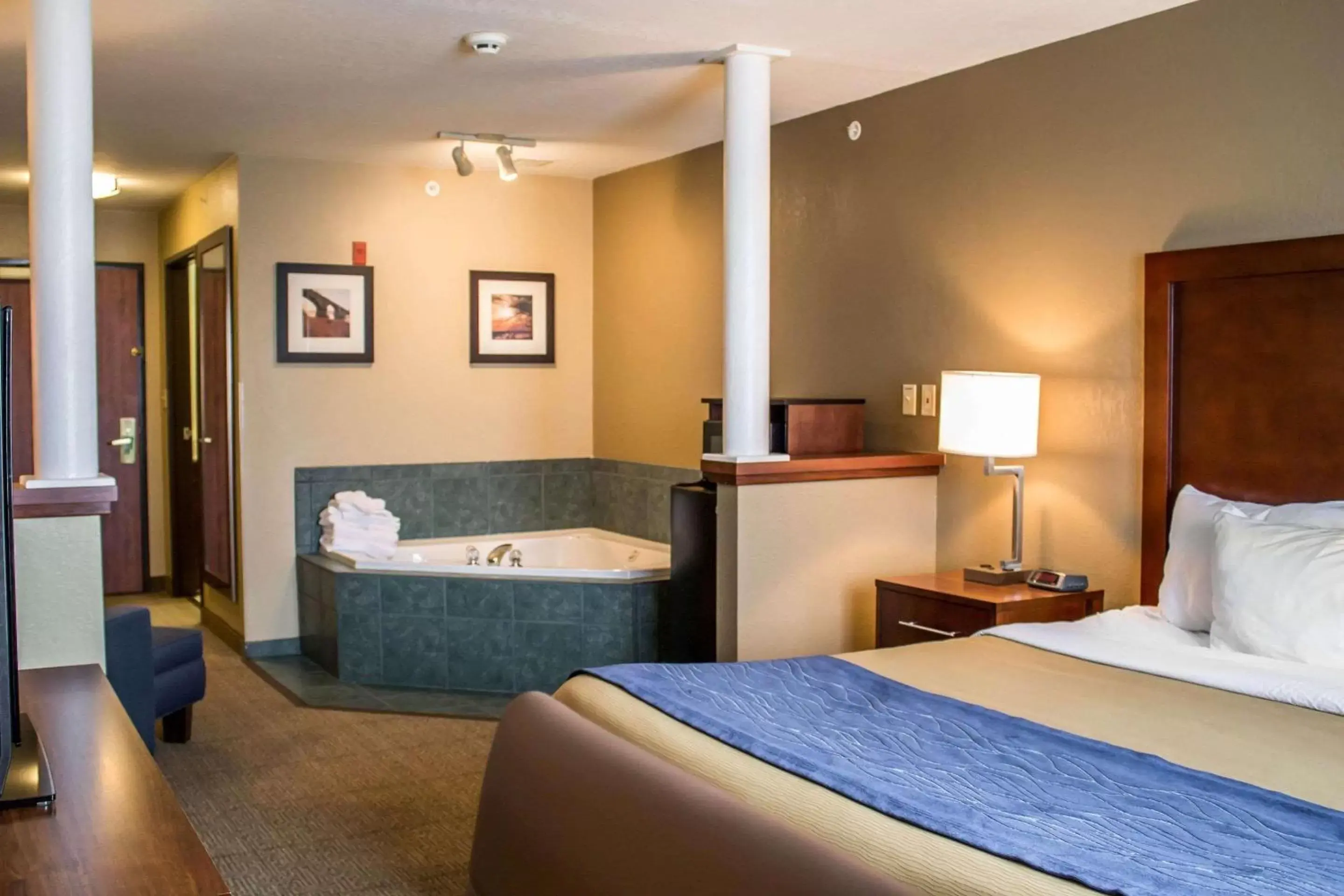 Photo of the whole room, Bed in Comfort Inn & Suites Fremont