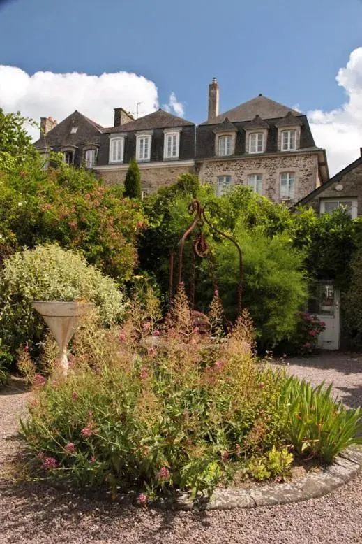Garden view, Property Building in Hôtel Le D'Avaugour