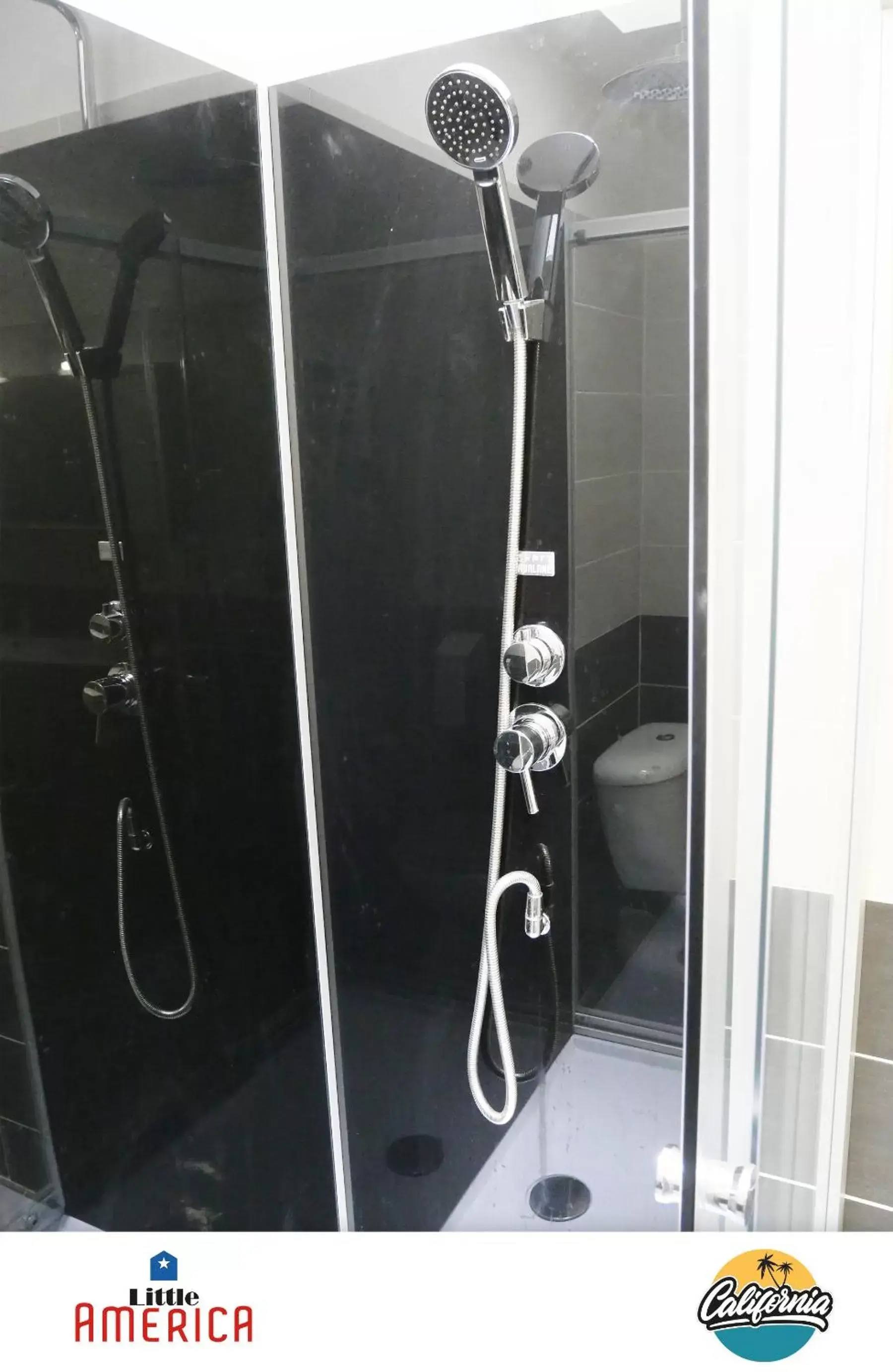 Shower, Bathroom in Little America - Appart Hôtel 3km Futuroscope