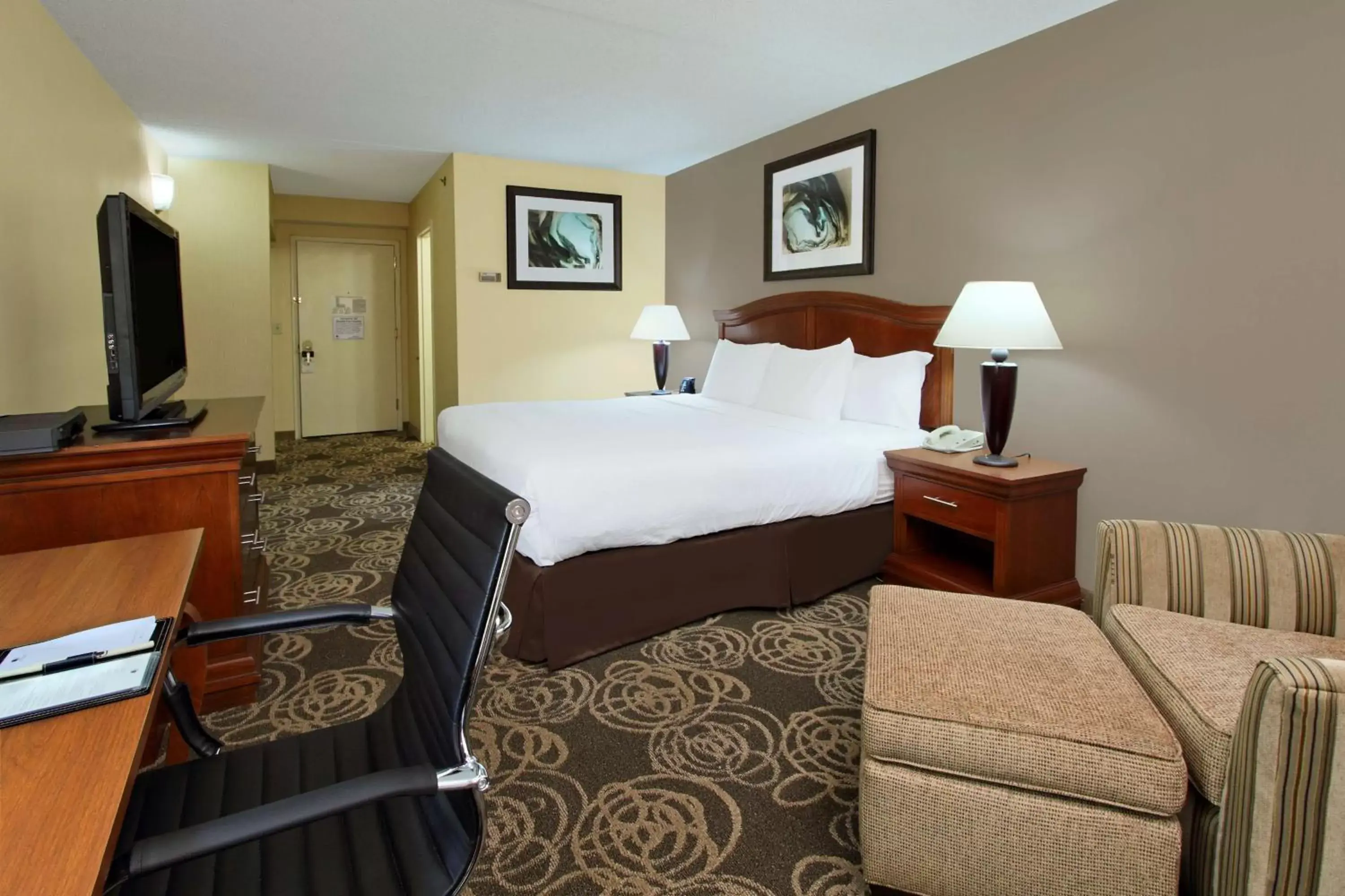 Bedroom, Bed in DoubleTree by Hilton Mahwah