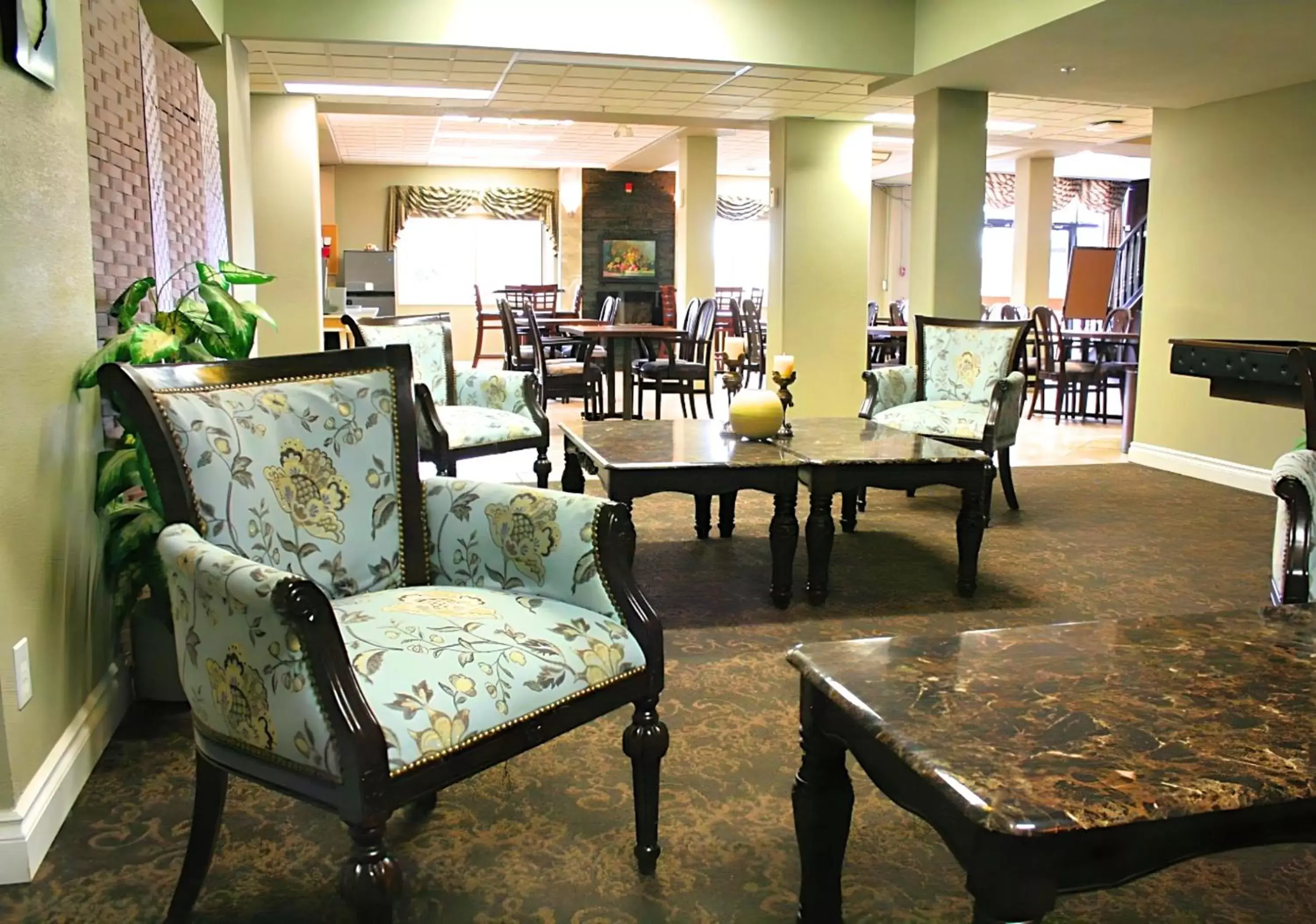 Seating area, Restaurant/Places to Eat in The Medicine Hat Villa