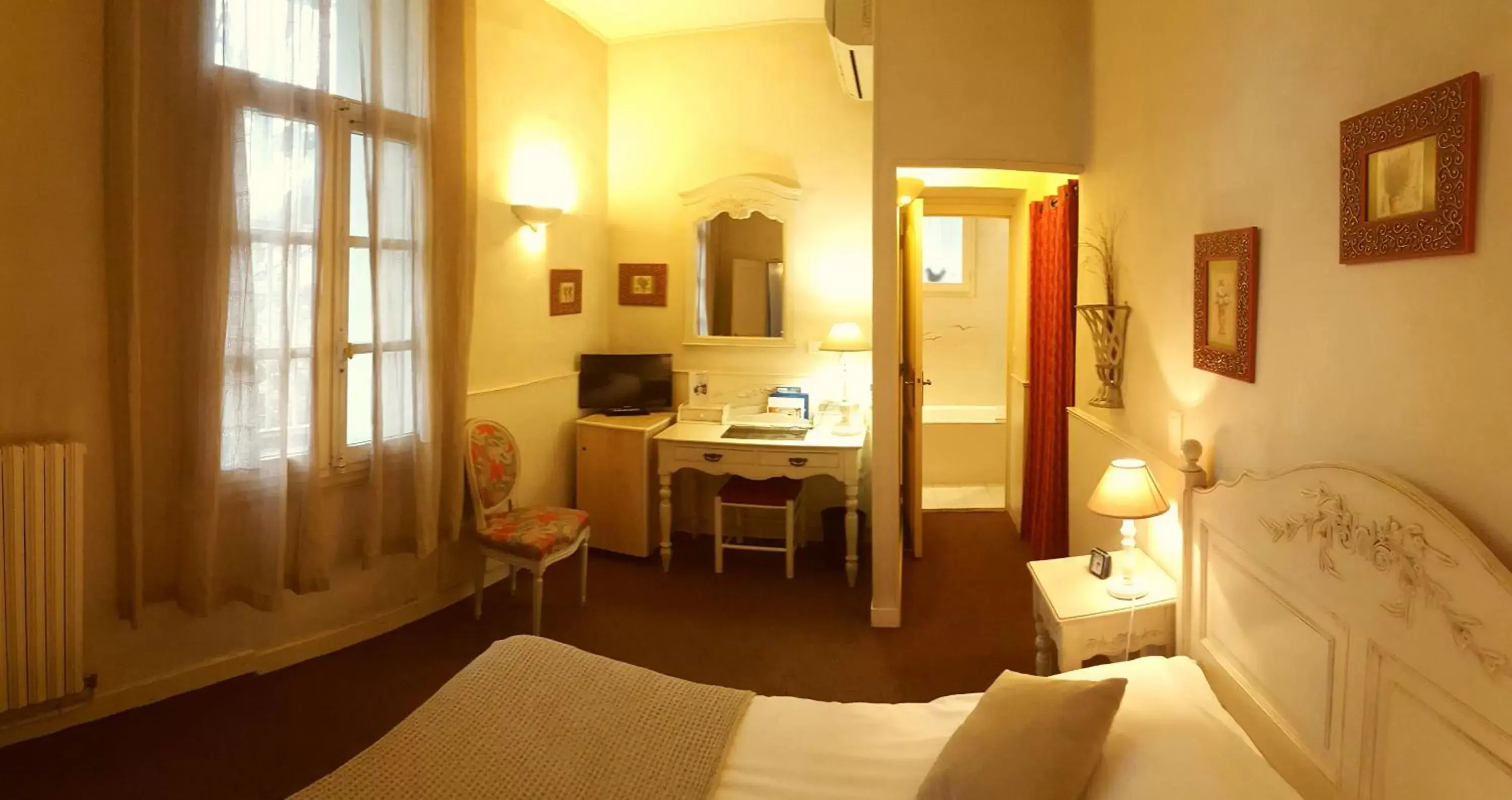 Photo of the whole room, Bed in Hôtel du Parc