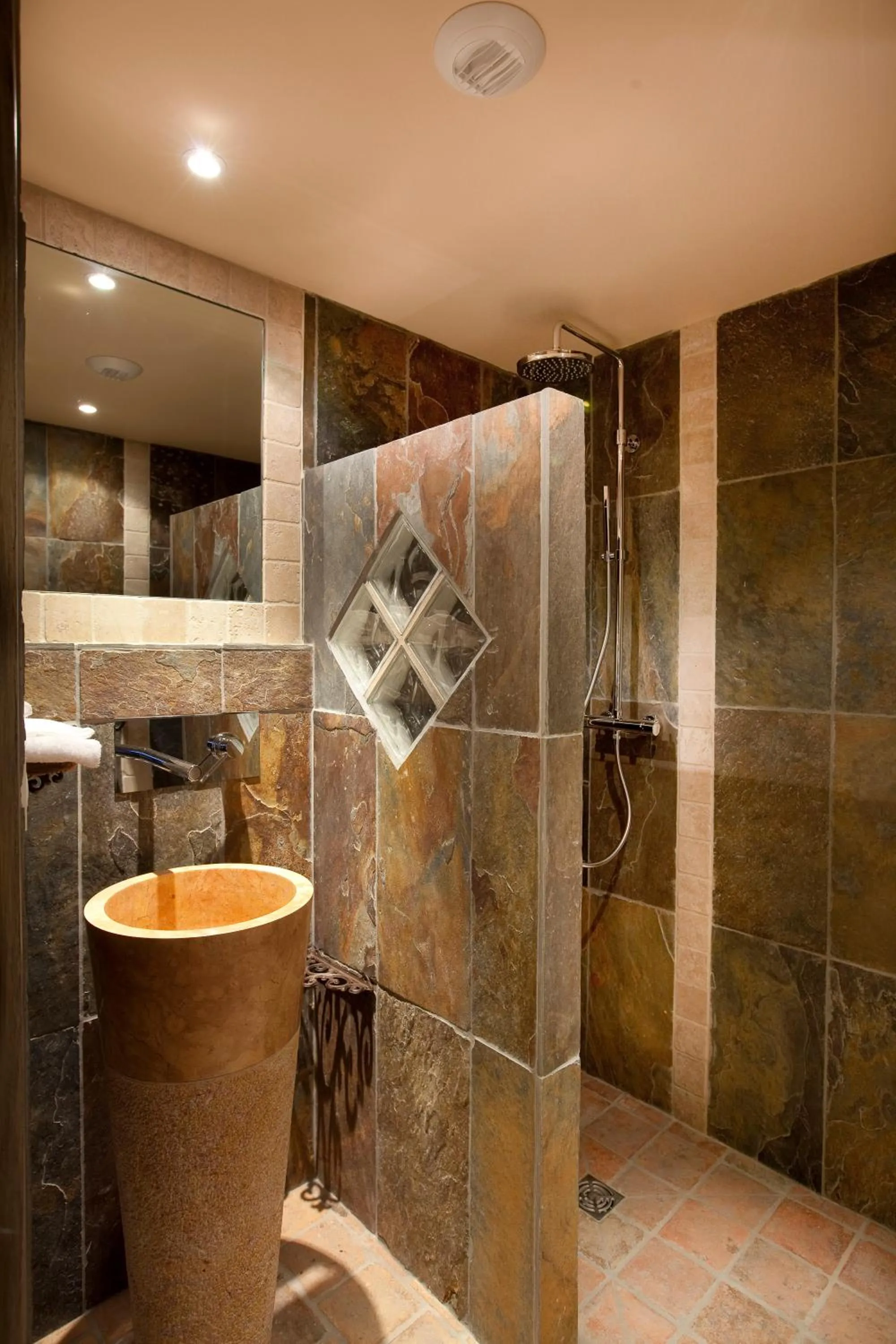 Bathroom in Hôtel-Spa Le Saint Cirq