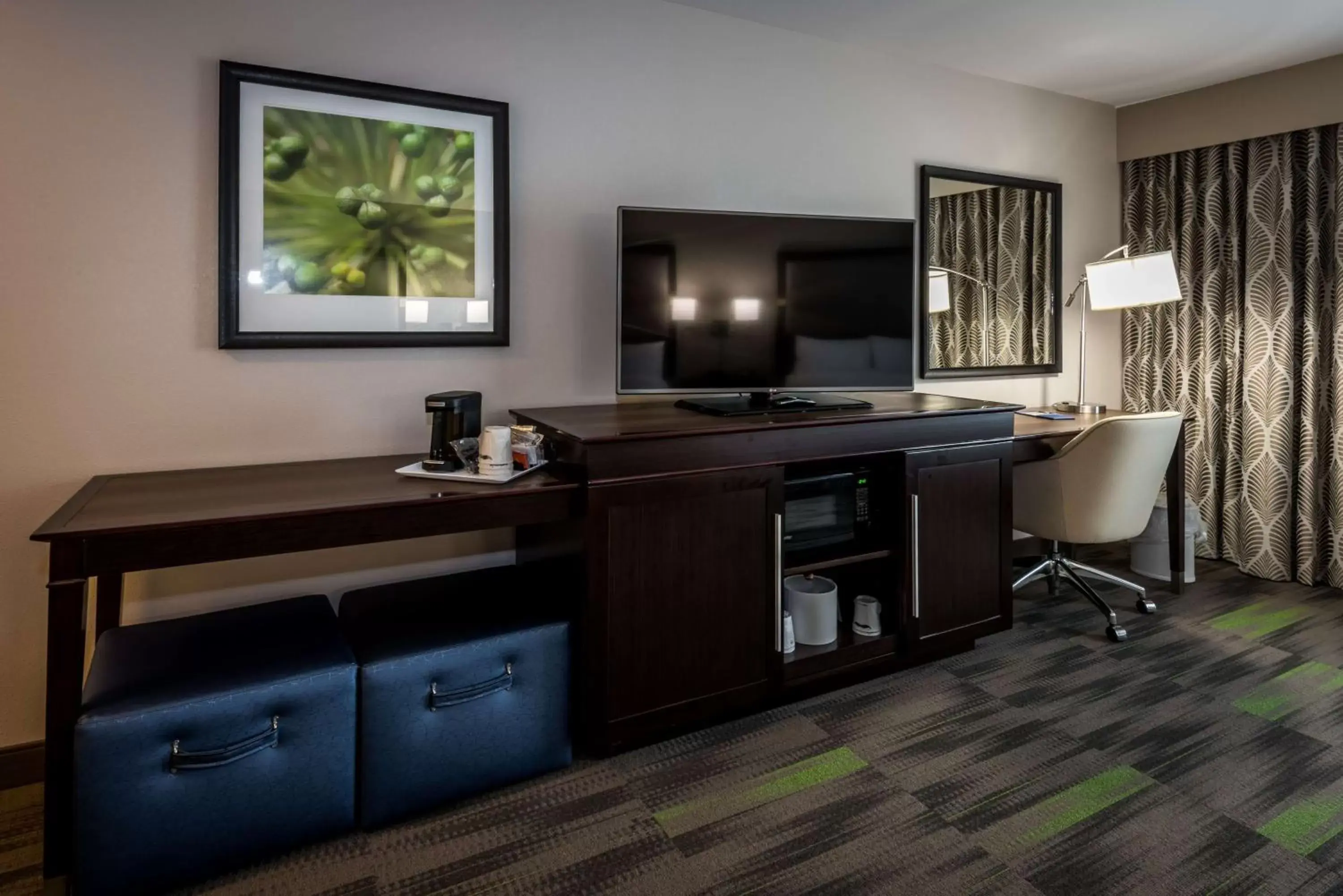 Bed, TV/Entertainment Center in Hampton Inn & Suites By Hilton Hammond, In