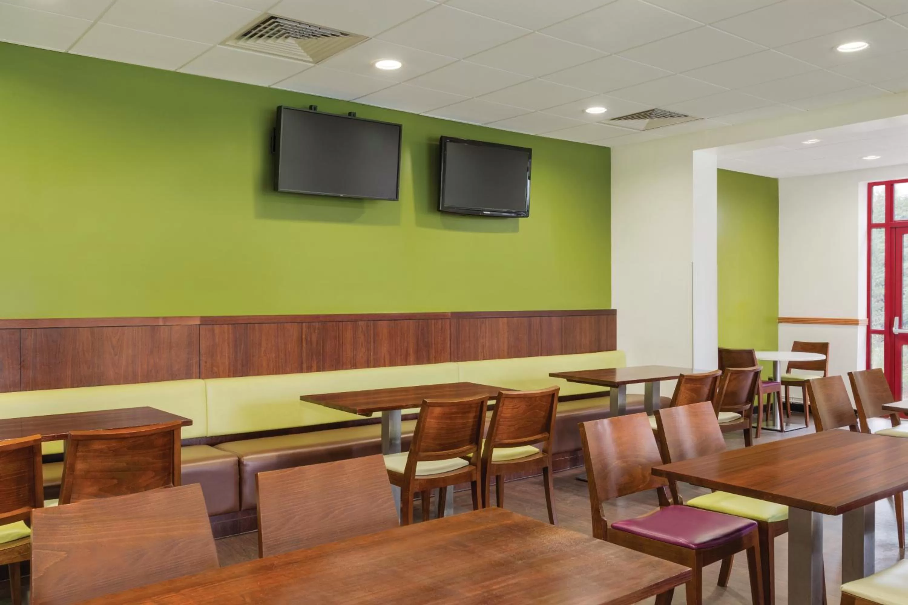 Restaurant/places to eat in Days Inn Magor