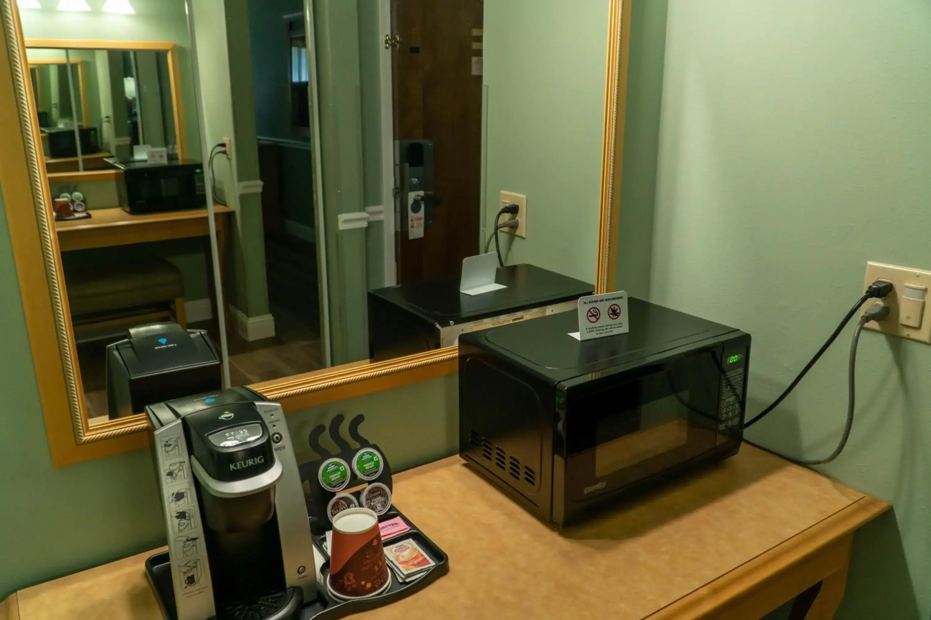 Coffee/tea facilities, Seating Area in Piccadilly Inn Shaw