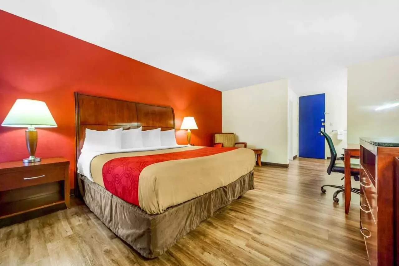 Bed in Econo Lodge Inn & Suites Brookings