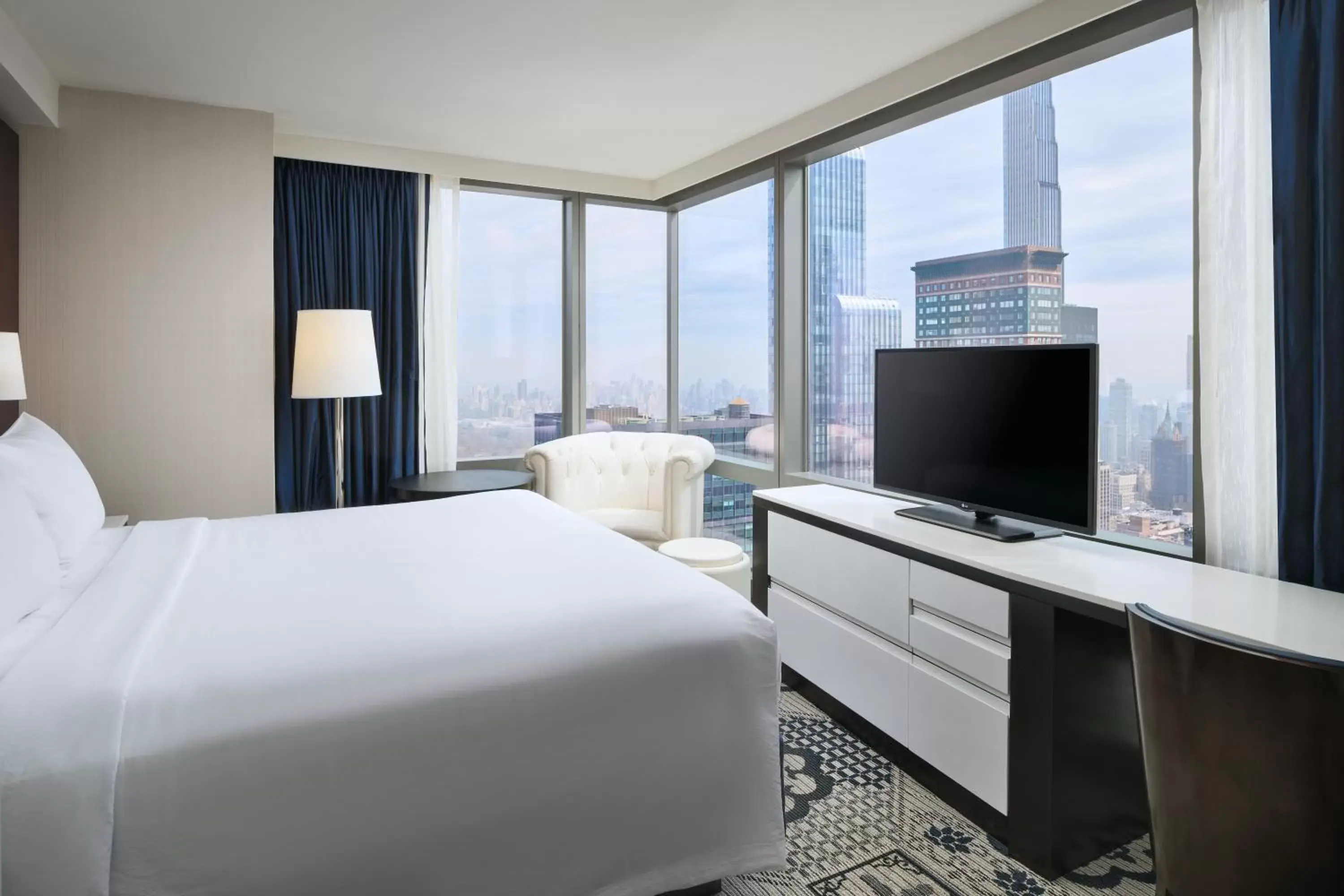 Bedroom, TV/Entertainment Center in Residence Inn by Marriott New York Manhattan/Central Park