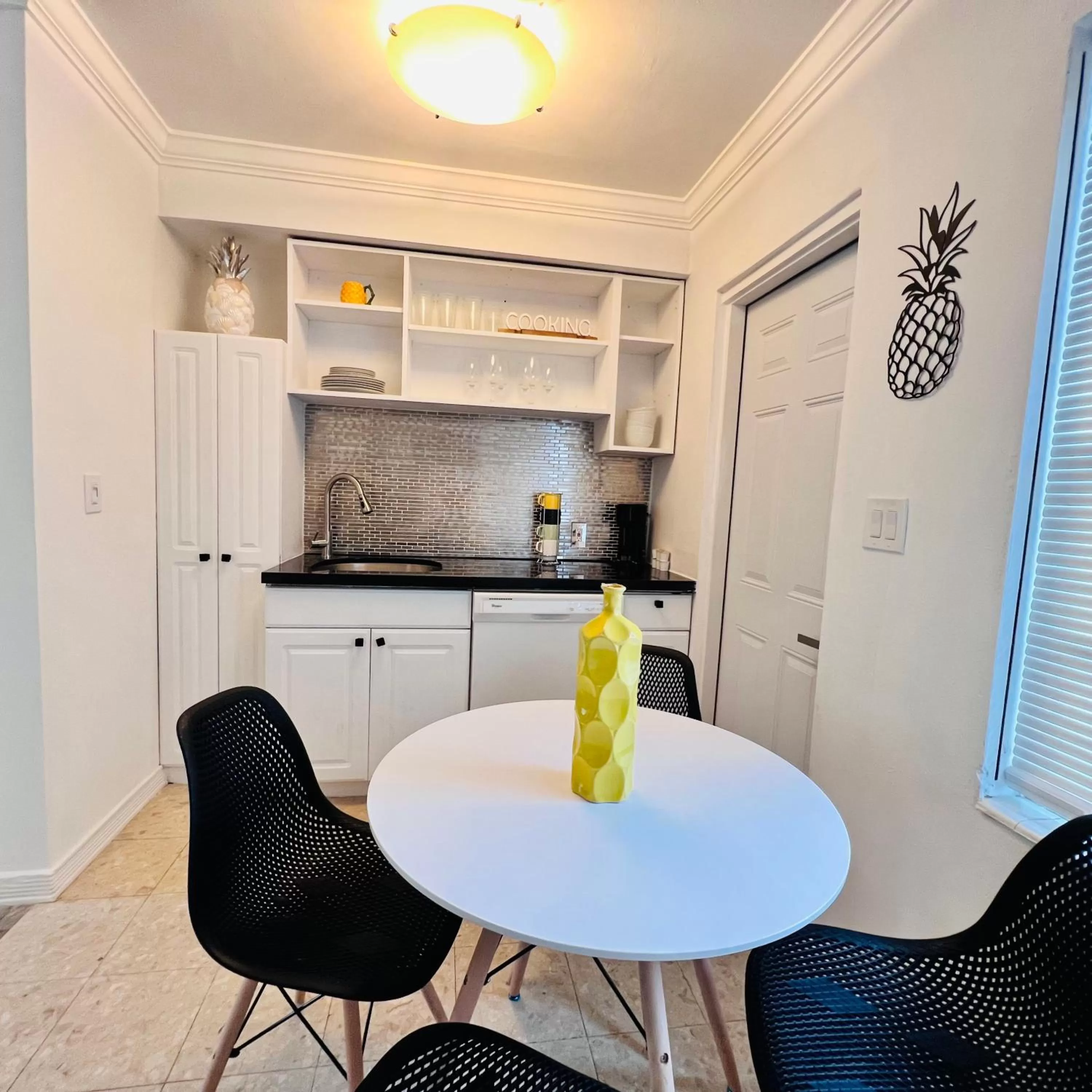 Kitchen or kitchenette in CocoBay 2BR Condos Near Beach, Galleria Mall, Wilton Manors, Cruise Port