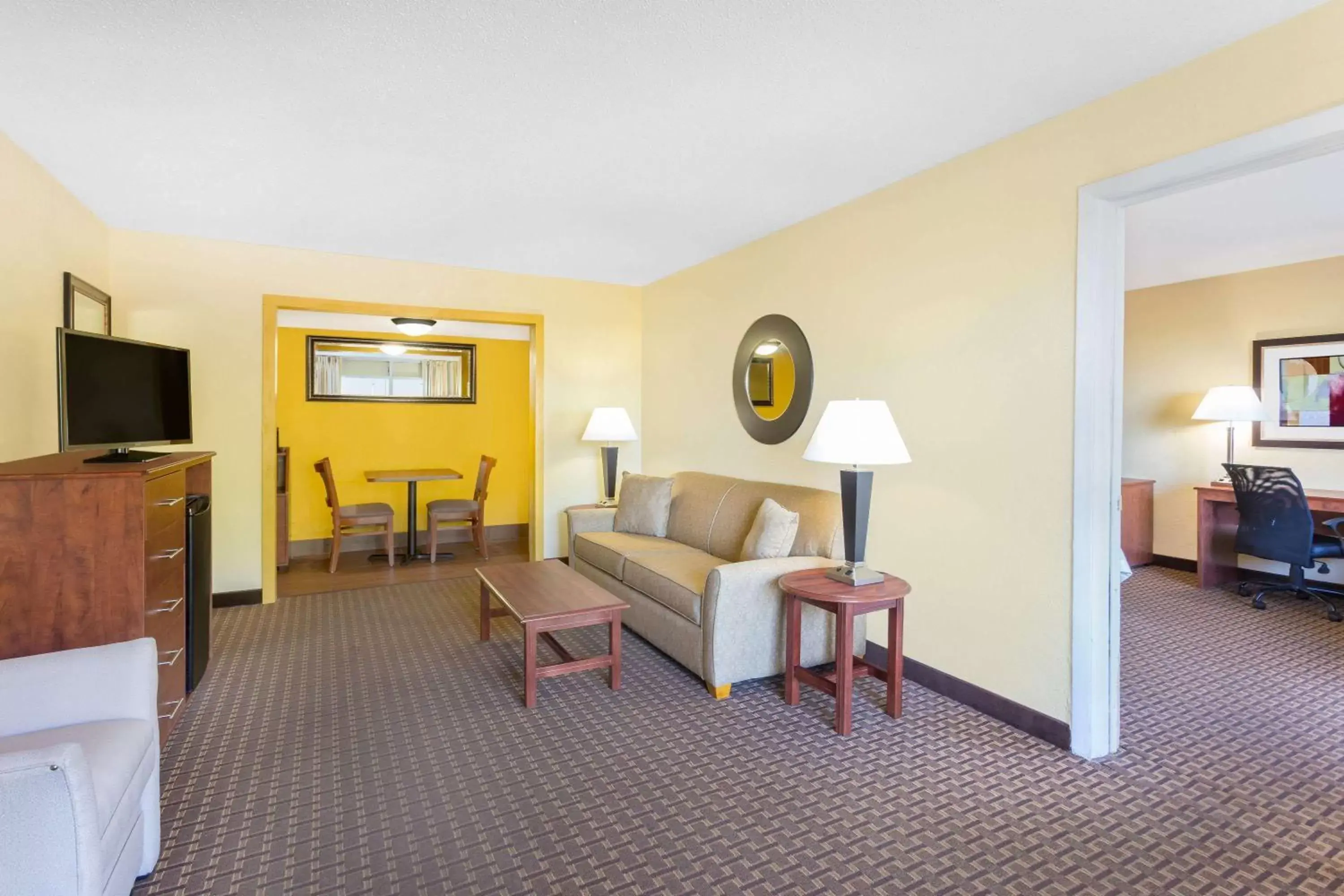 Photo of the whole room, Seating Area in Days Inn by Wyndham Wildwood I-75