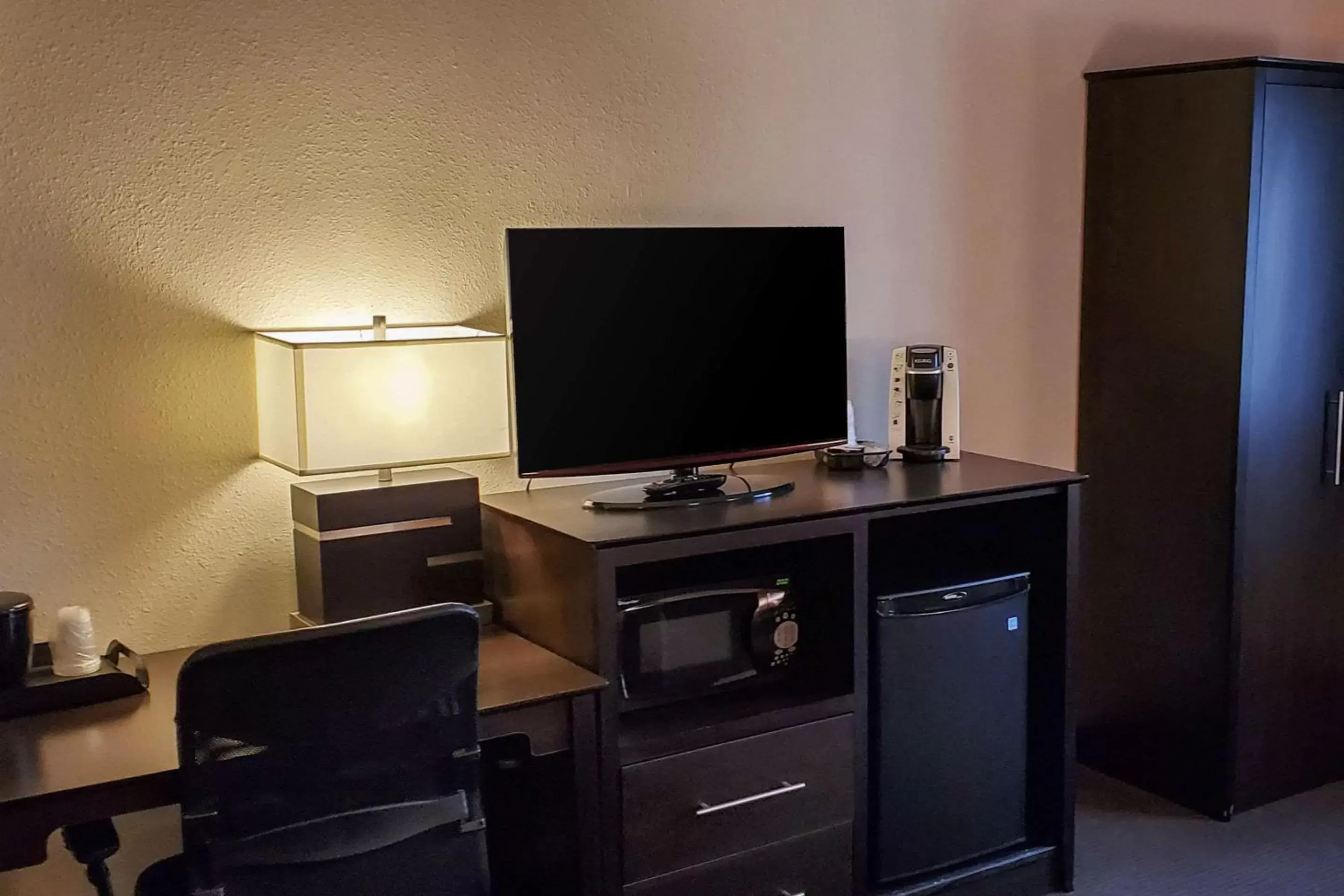 Bedroom, TV/Entertainment Center in Quality Inn Atchison