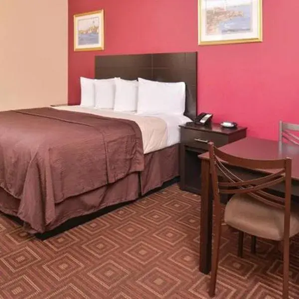 Bed in Americas Best Value Inn-Baytown