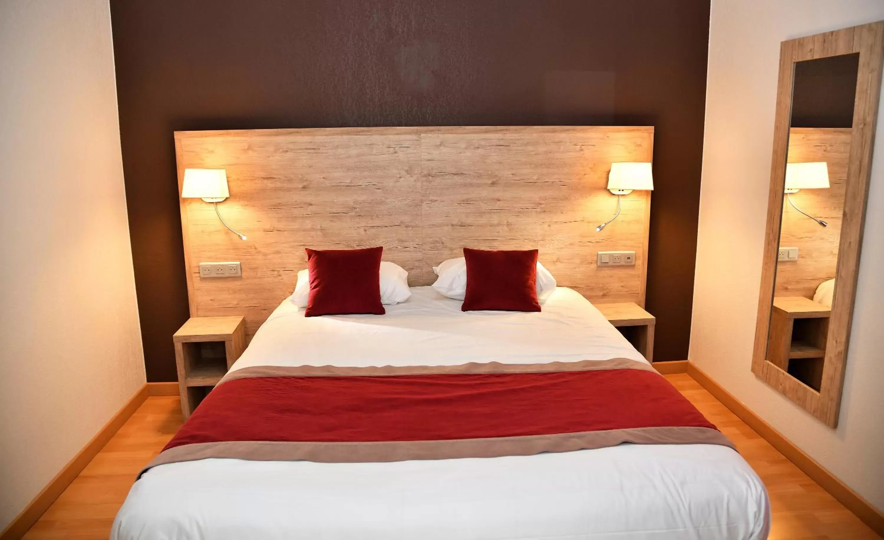 Bed in Hotel Restaurant du Bowling de Millau