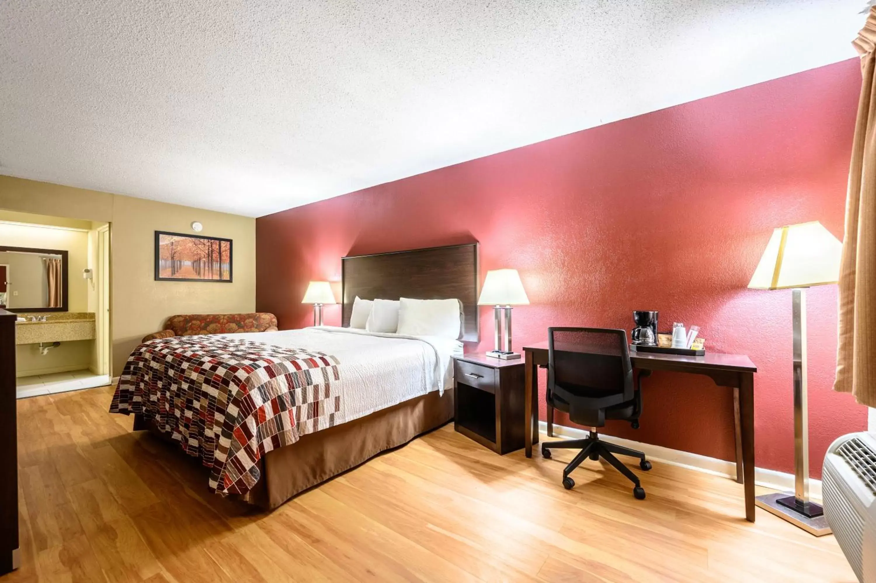 Bedroom, Bed in Red Roof Inn Sylacauga