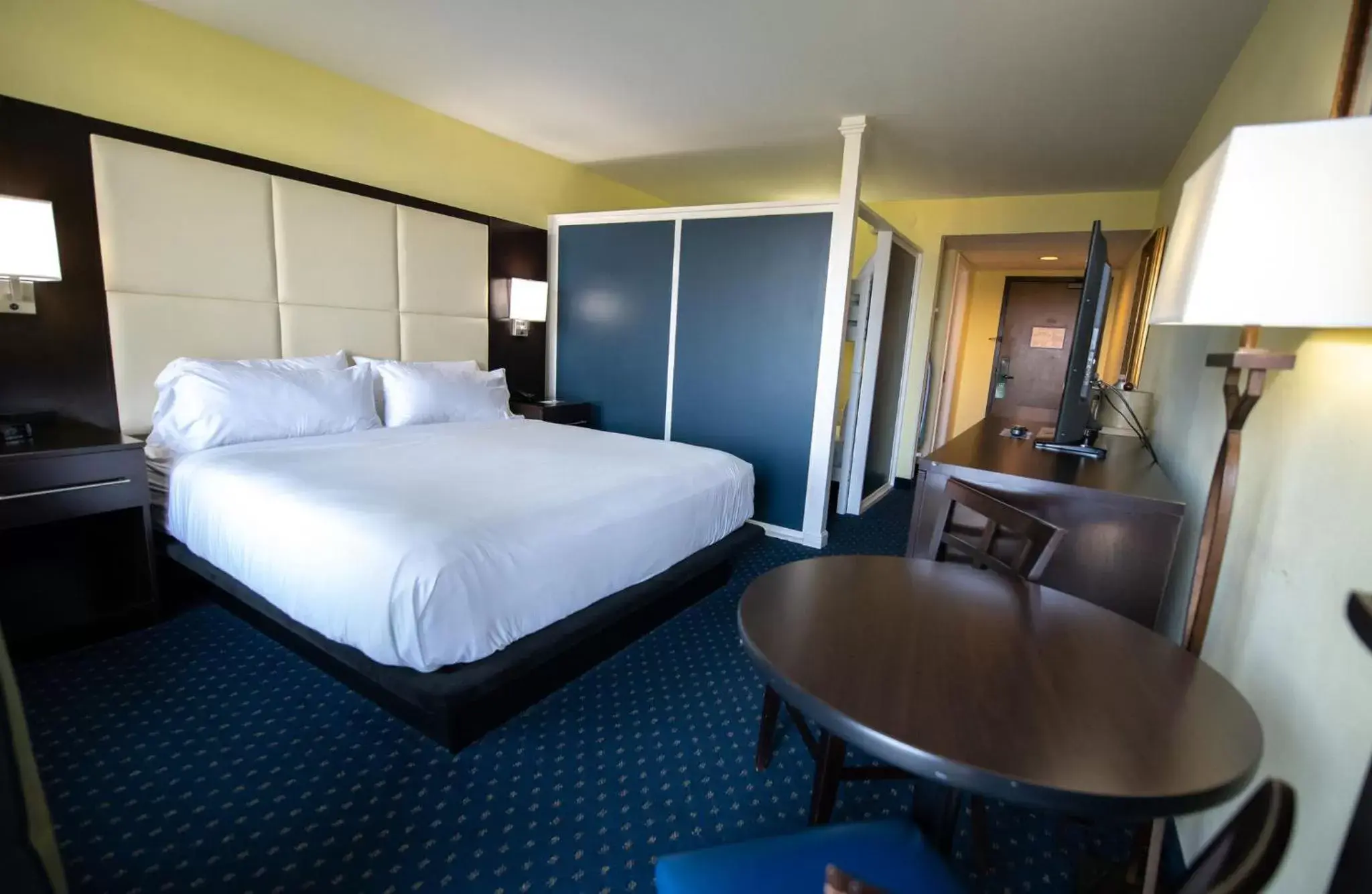 Bed in Holiday Inn Bar Harbor Regency Hotel, an IHG Hotel