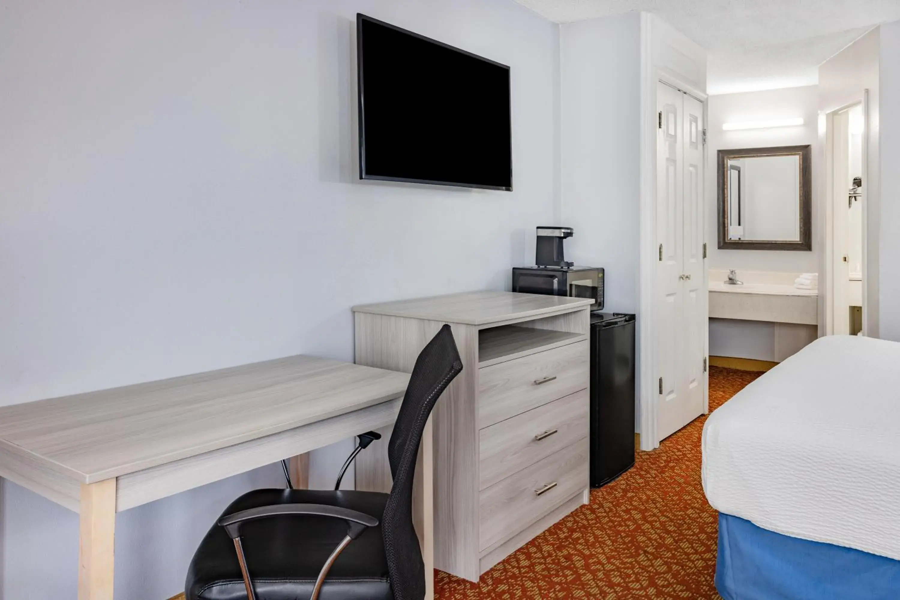 Photo of the whole room, TV/Entertainment Center in Days Inn & Suites by Wyndham Colonial