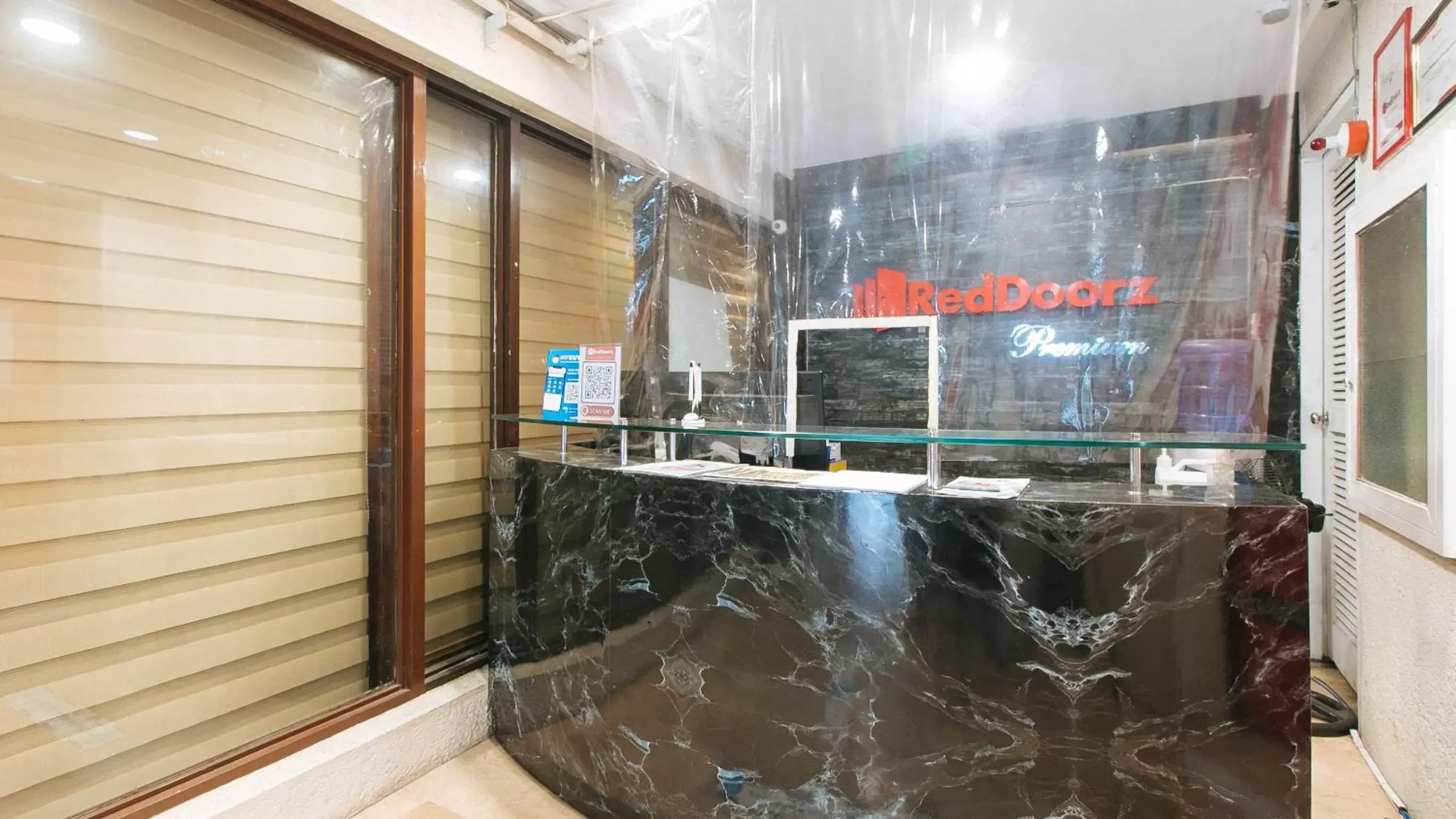 Lobby or reception in RedDoorz Premium near Greenbelt Makati - Vaccinated Staff Lobby or reception in RedDoorz Premium near Greenbelt Makati - Vaccinated Staff