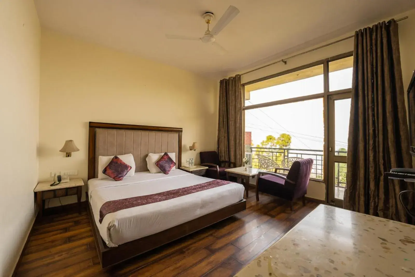 Bed in Kasauli Castle Resort