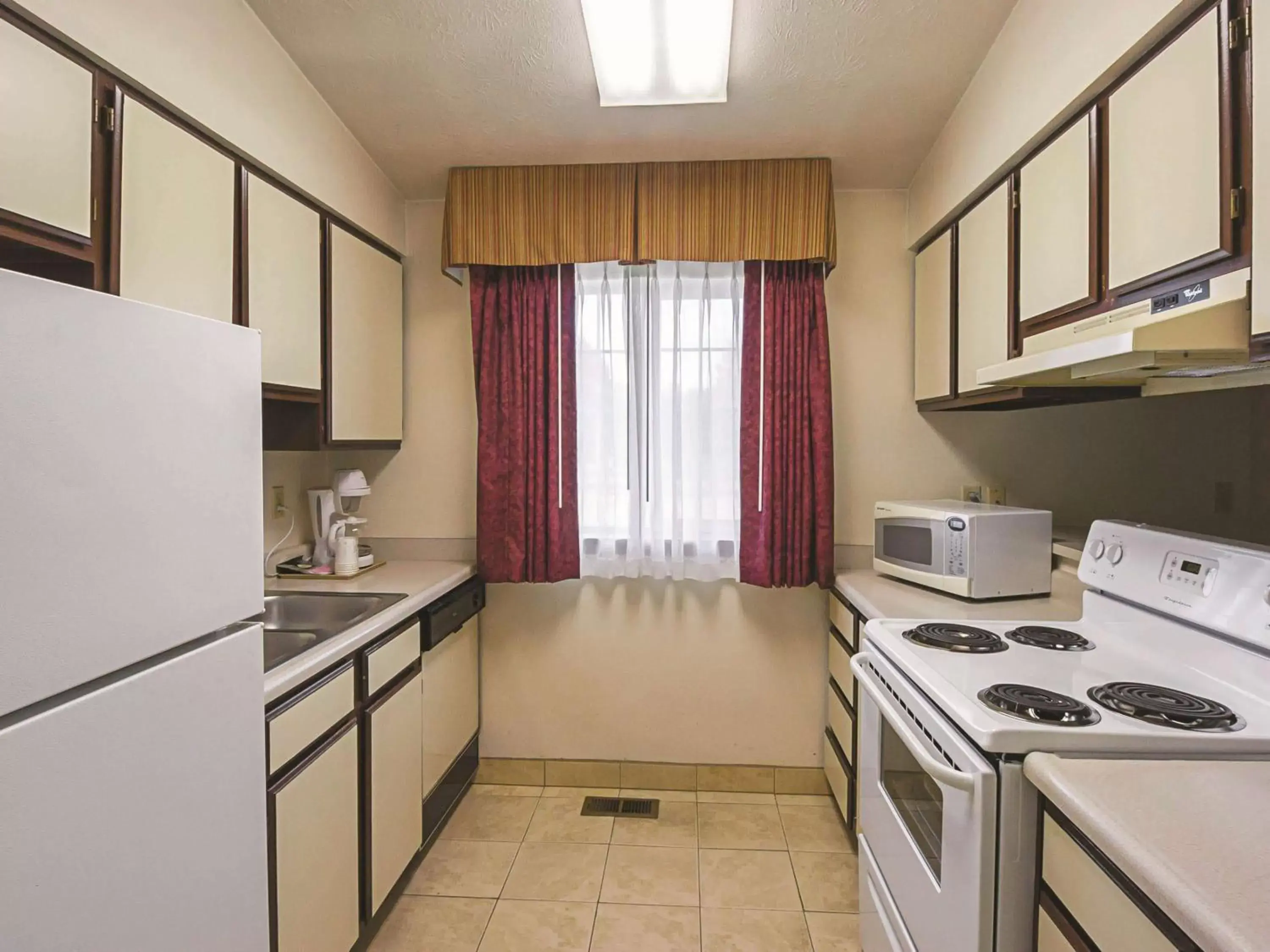 Photo of the whole room, Kitchen/Kitchenette in La Quinta by Wyndham Woodburn