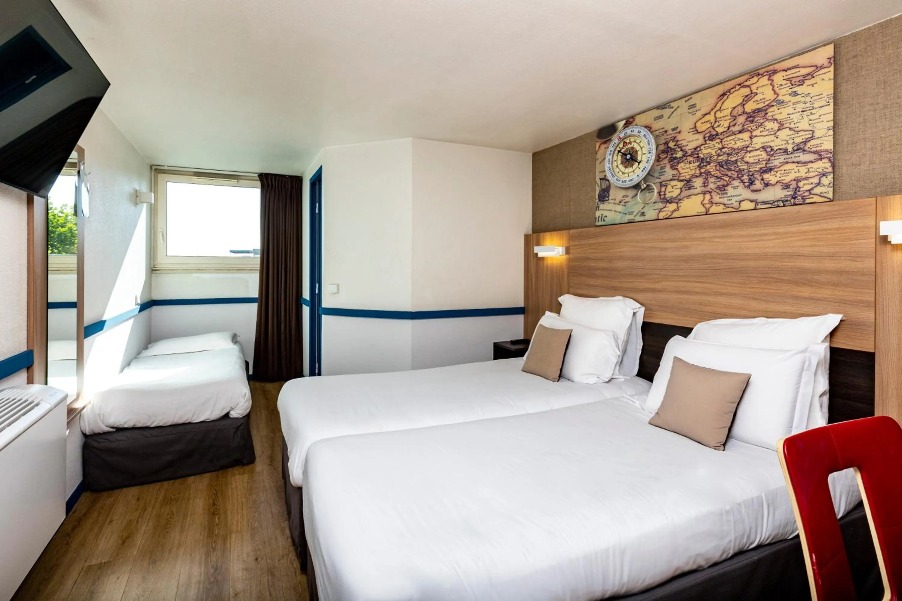 Photo of the whole room in Kyriad Paris Ouest - Colombes