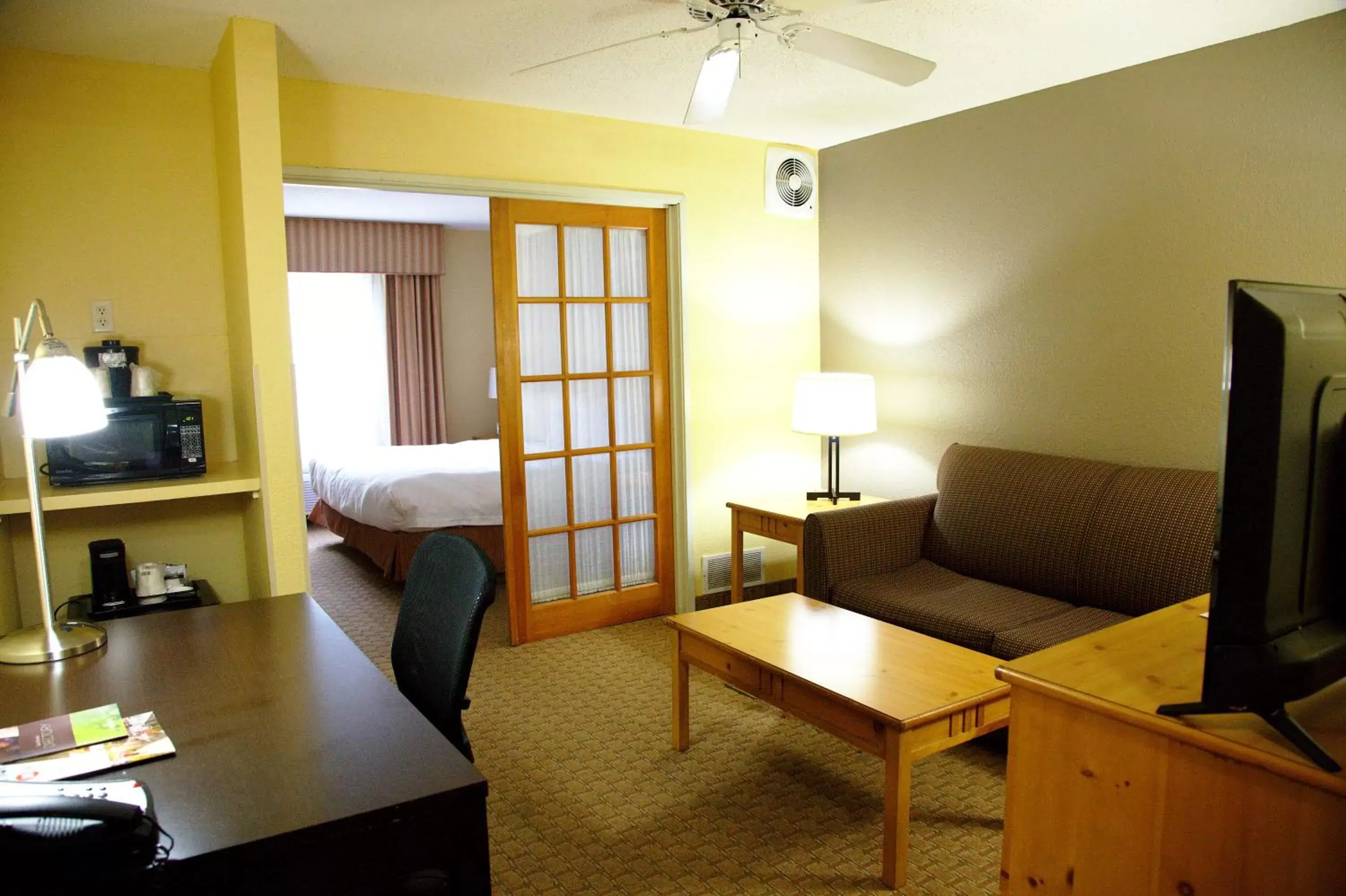 Living room, Seating Area in Country Inn & Suites by Radisson, Bloomington-Normal West, IL