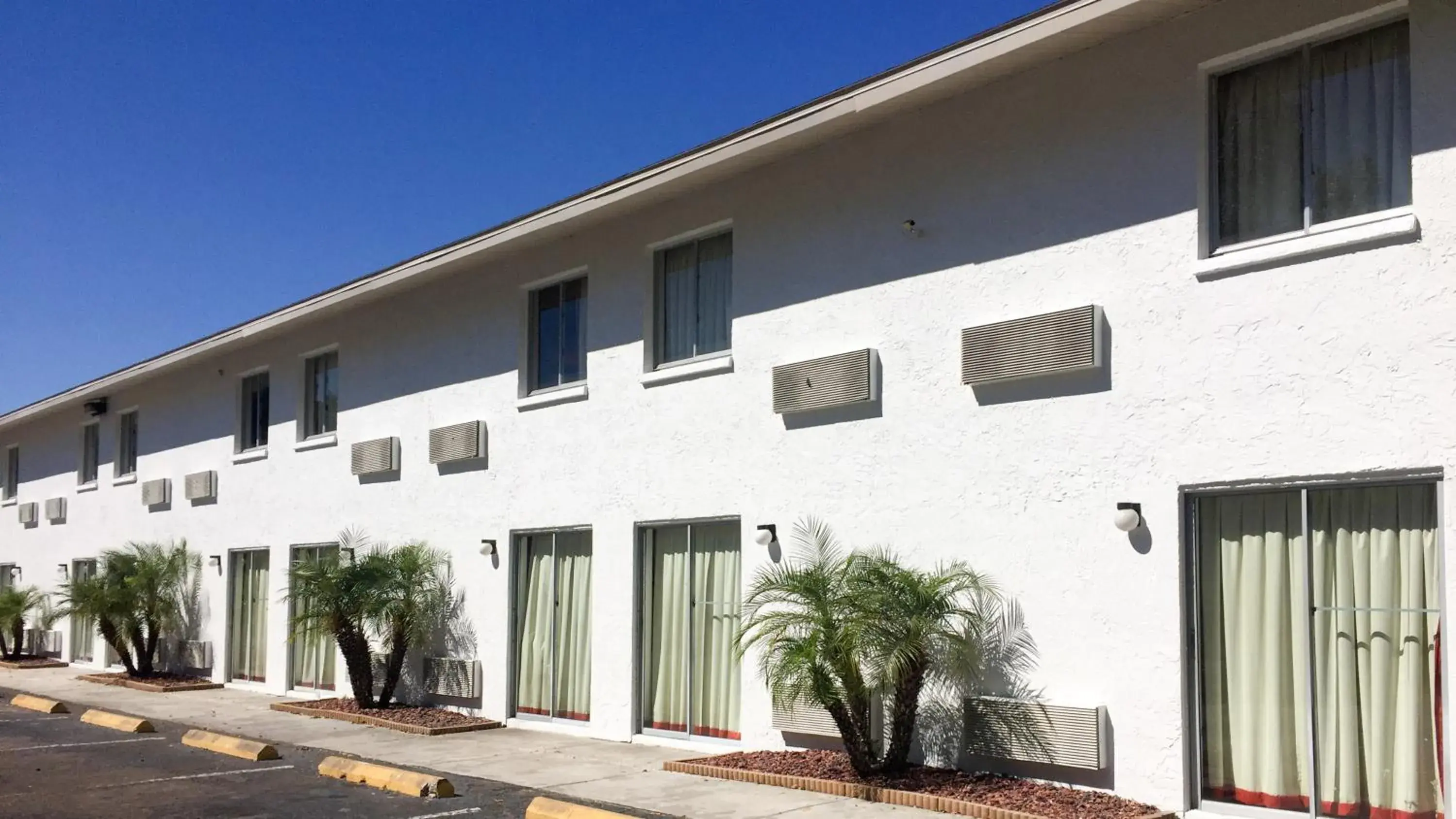 Facade/entrance, Property Building in Motel 6-Tampa, FL - Fairgrounds