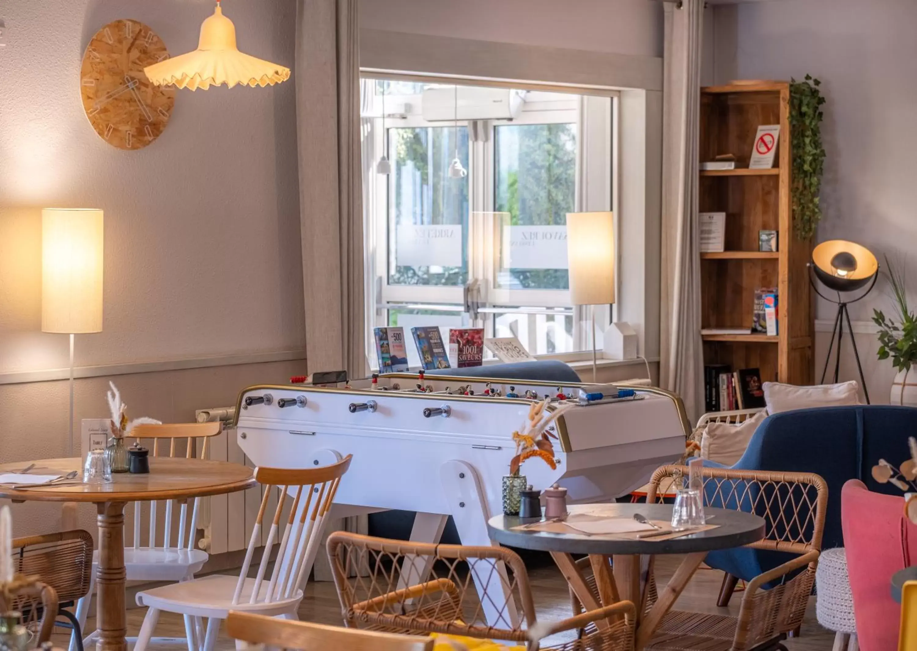 Lounge or bar in Kyriad Lyon Est - Bron Eurexpo Le Cottage Lounge or bar in Kyriad Lyon Est - Bron Eurexpo Le Cottage