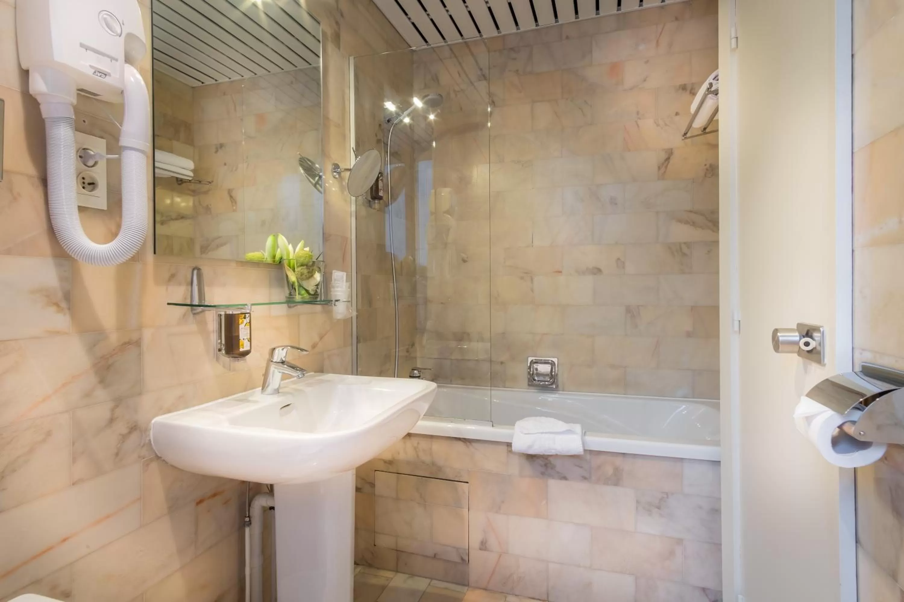 Bathroom in Waldorf Montparnasse