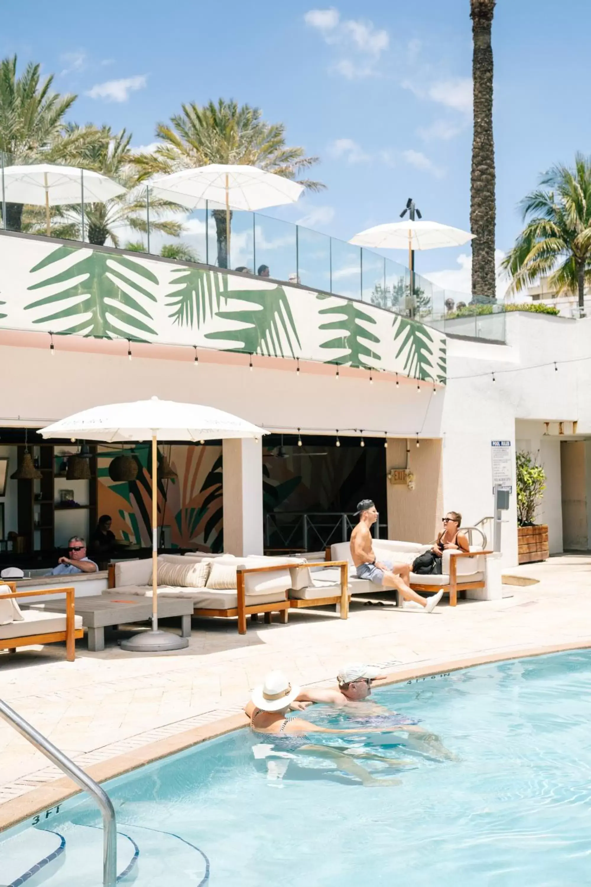 Lounge or bar, Swimming Pool in Eden Roc Miami Beach