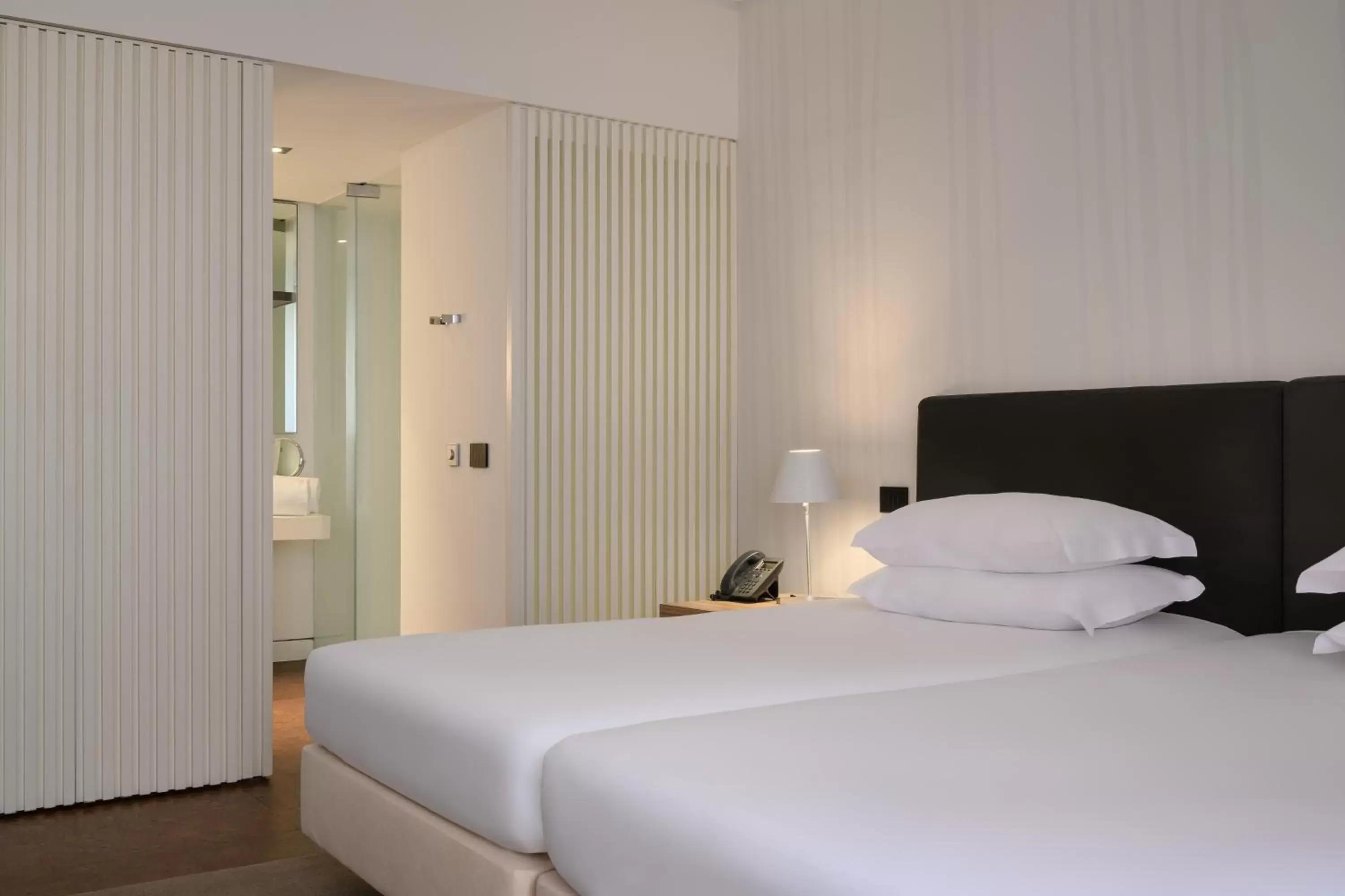 Toilet, Bed in Inspira Liberdade Boutique Hotel