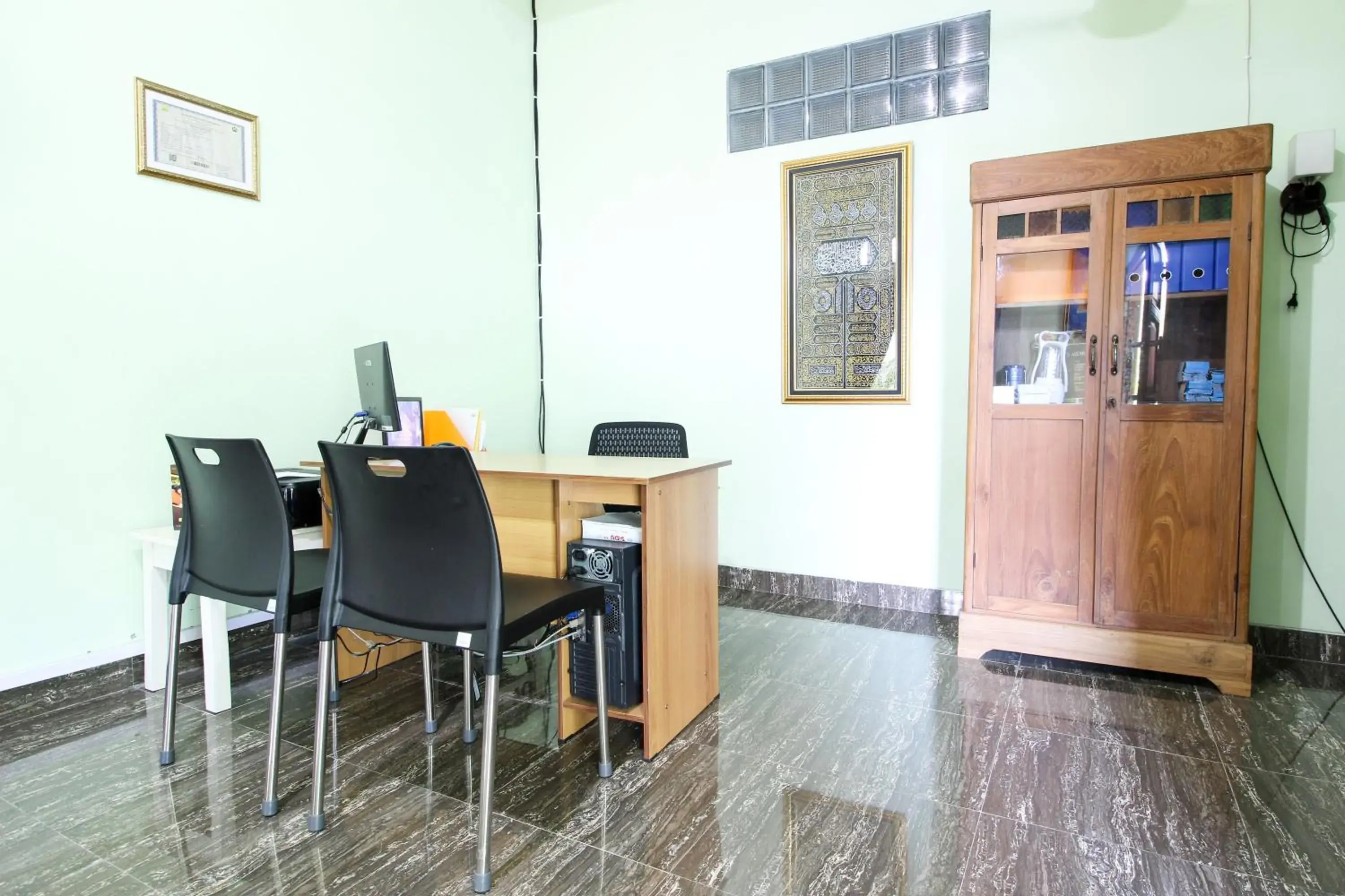 Lobby or reception, Dining Area in RedDoorz Plus near Taman Sari