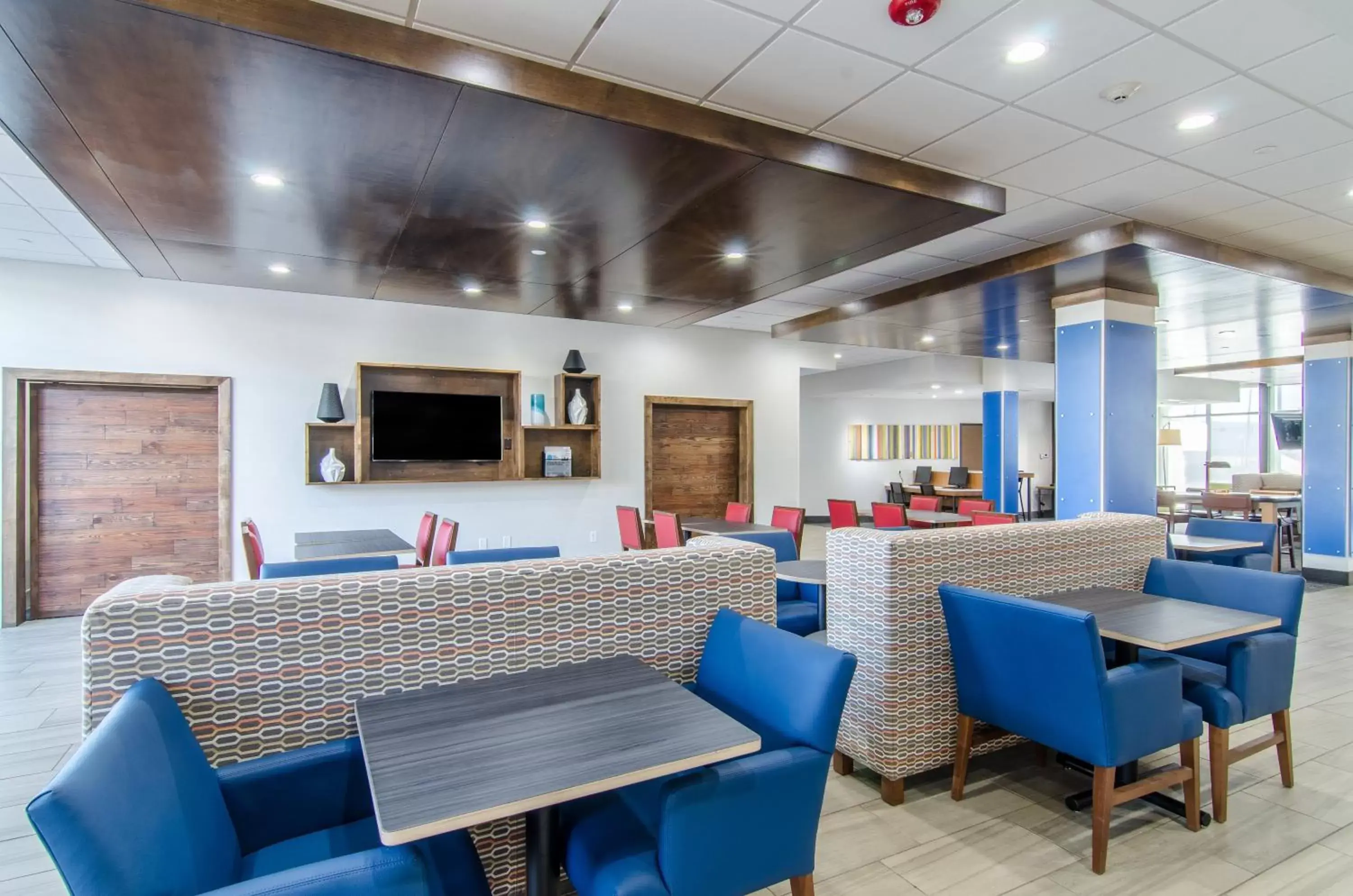 Property building, Restaurant/Places to Eat in Holiday Inn Express & Suites - Atchison, an IHG Hotel