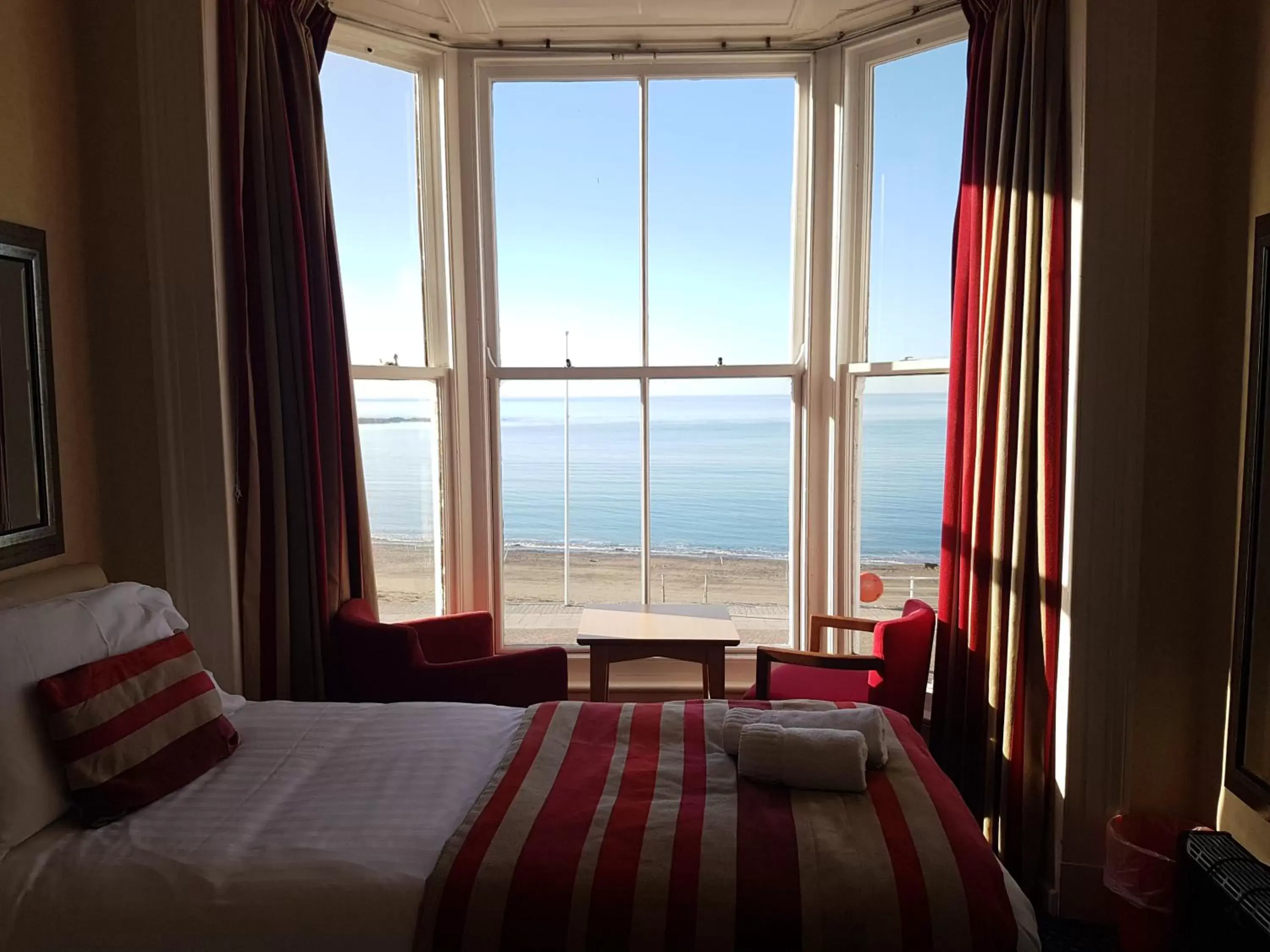Bed, Sea View in Gwesty'r Marine Hotel & Spa