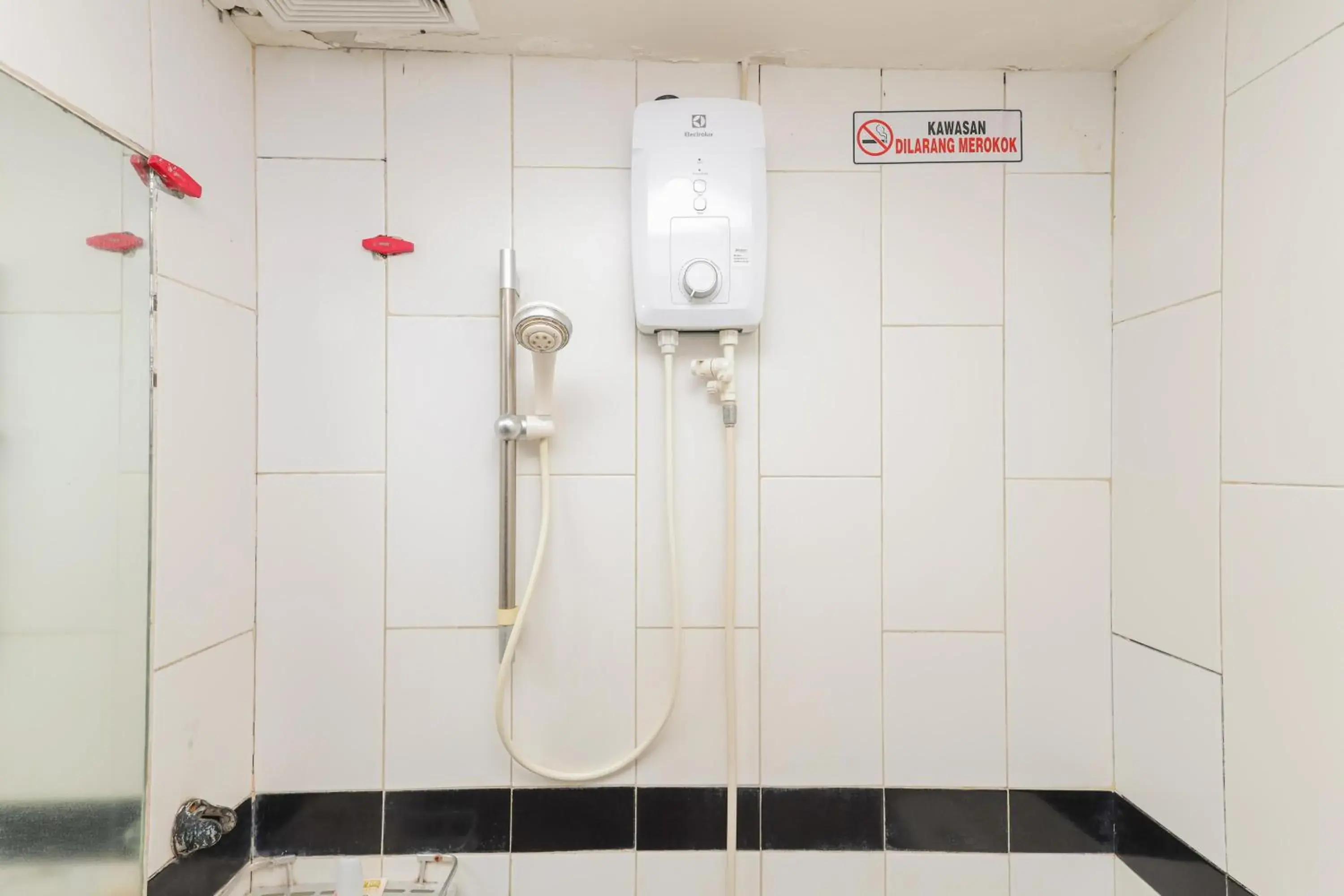 Bathroom in RedDoorz Syariah near Green Park Jatiwarna
