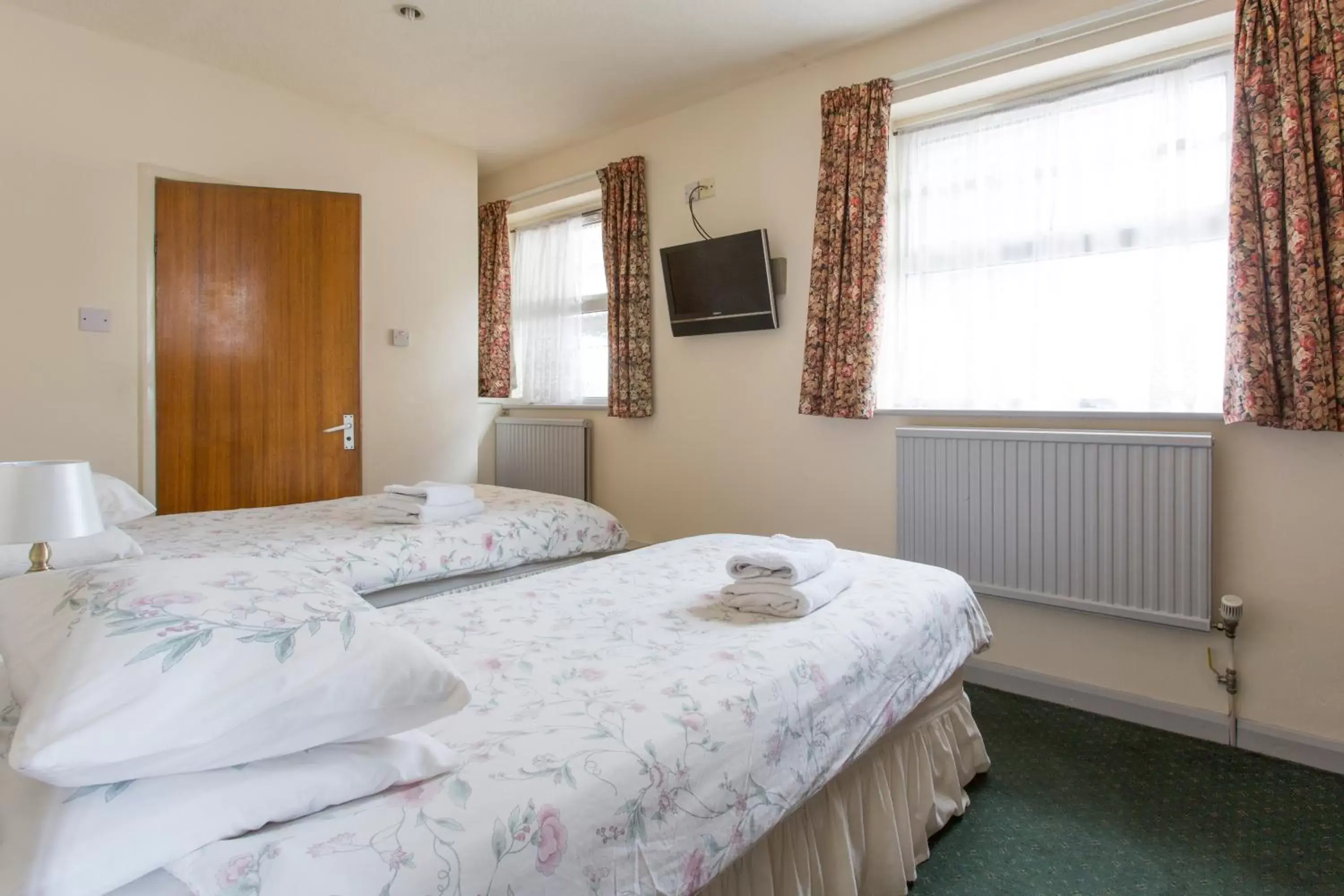 Photo of the whole room, Bed in Oakwood Bed and Breakfast Heathrow