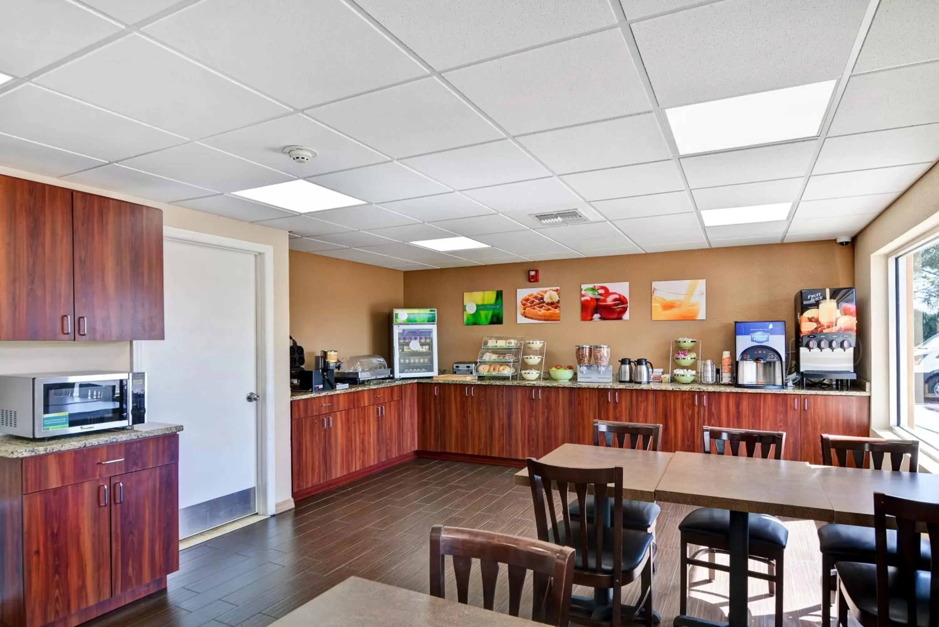 Coffee/tea facilities, Restaurant/Places to Eat in Quality Inn & Suites Heritage Park