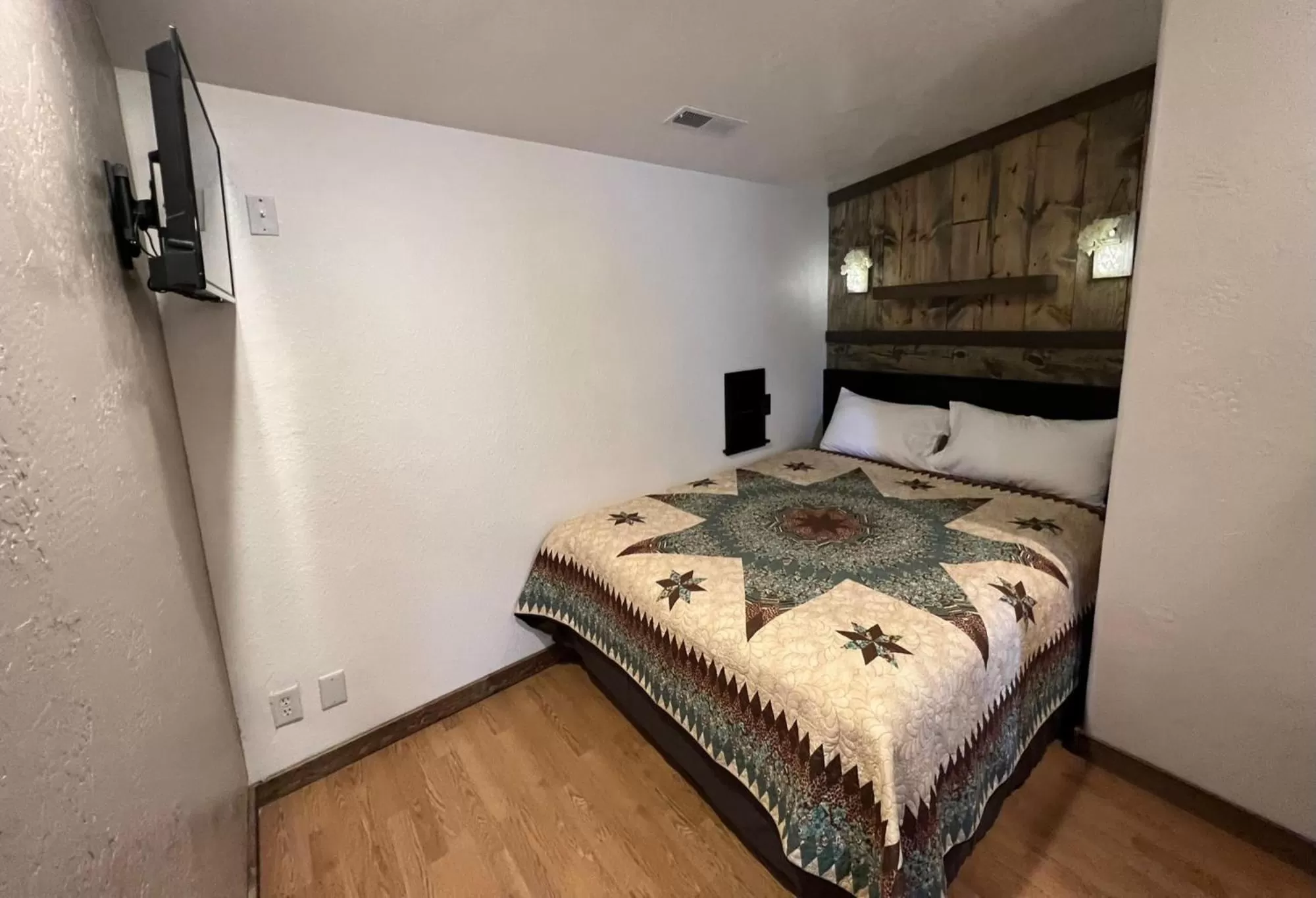 Bed in THE SNUGGLE INN