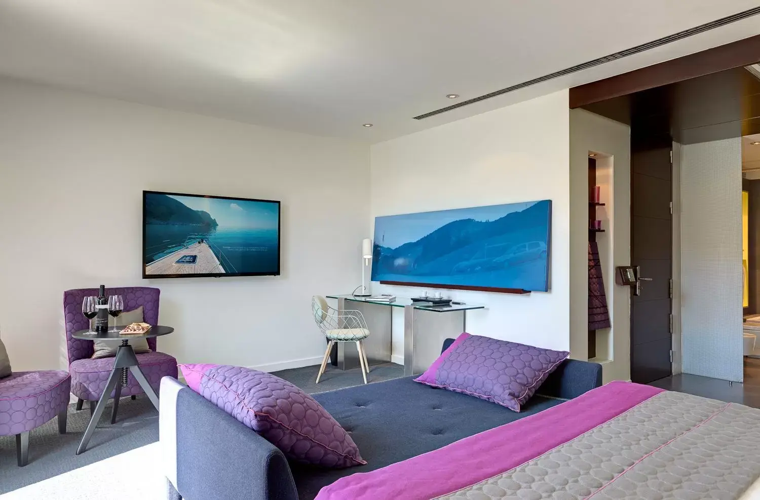 Bed, TV/Entertainment Center in Sixtytwo Hotel