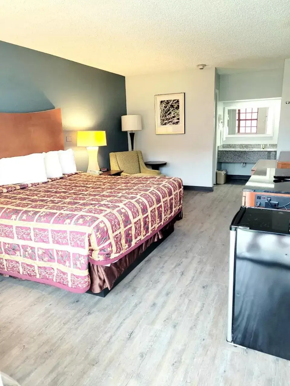 Photo of the whole room, Bed in Best Price Motel & Suites
