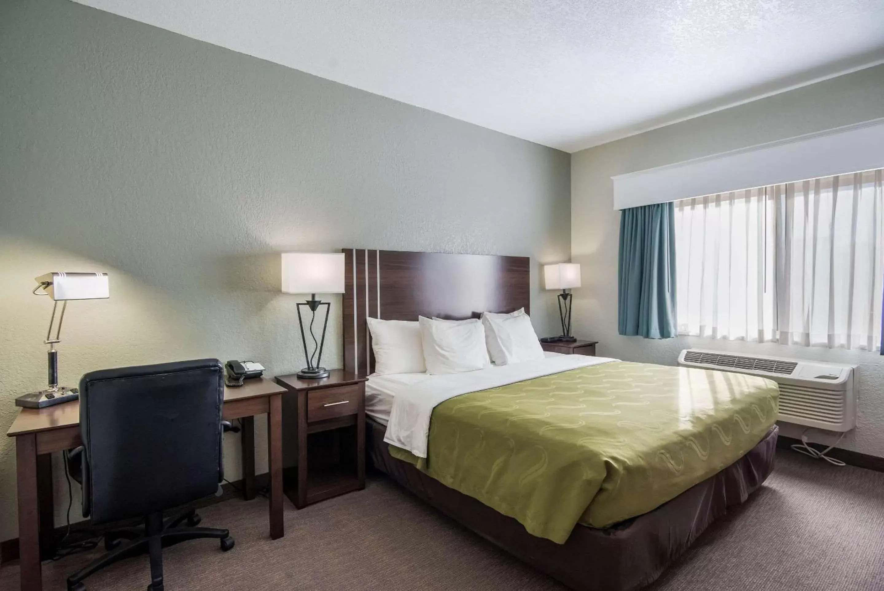 Photo of the whole room, Bed in Quality Inn & Suites West