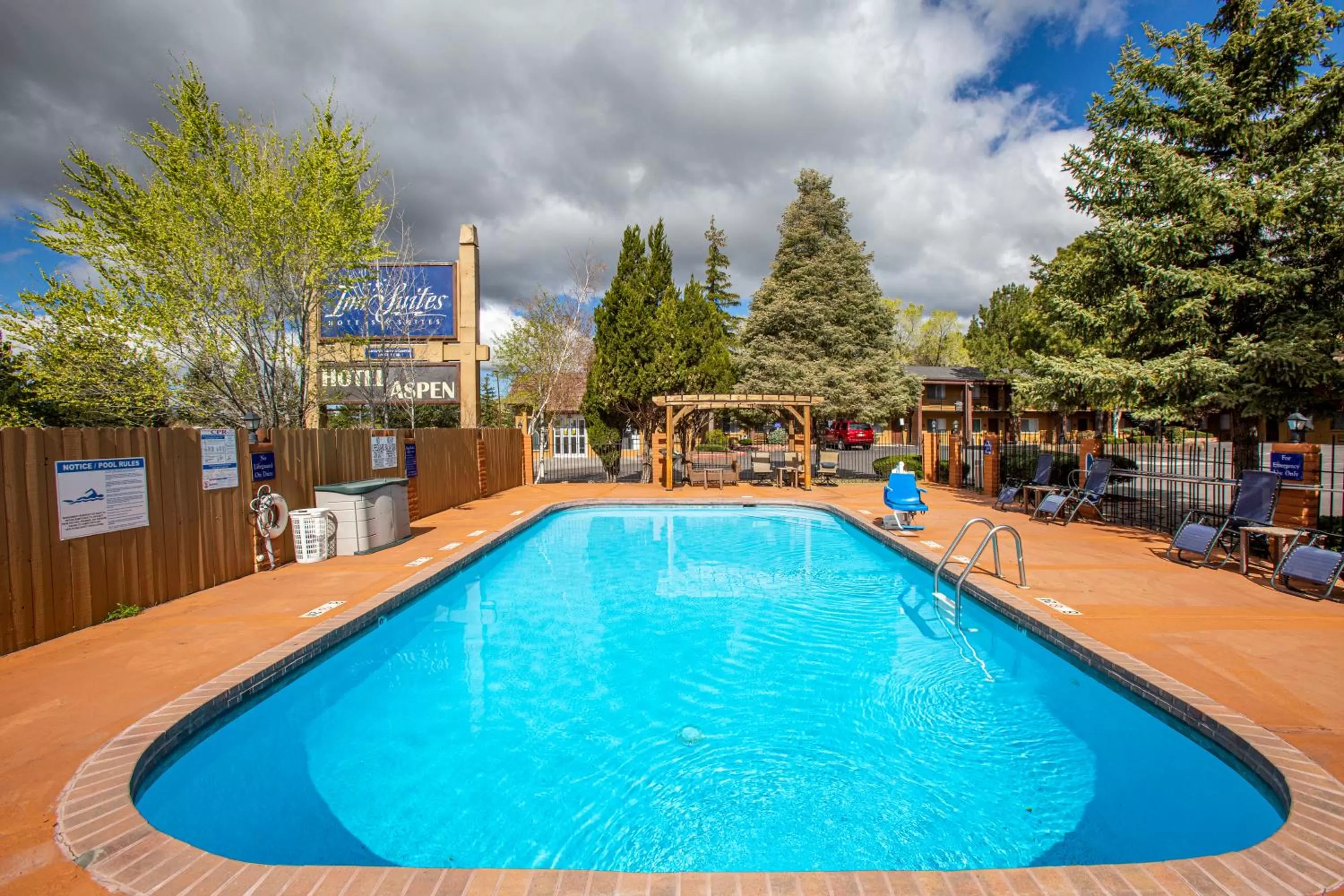 Swimming pool in Hotel Aspen Flagstaff/ Grand Canyon InnSuites