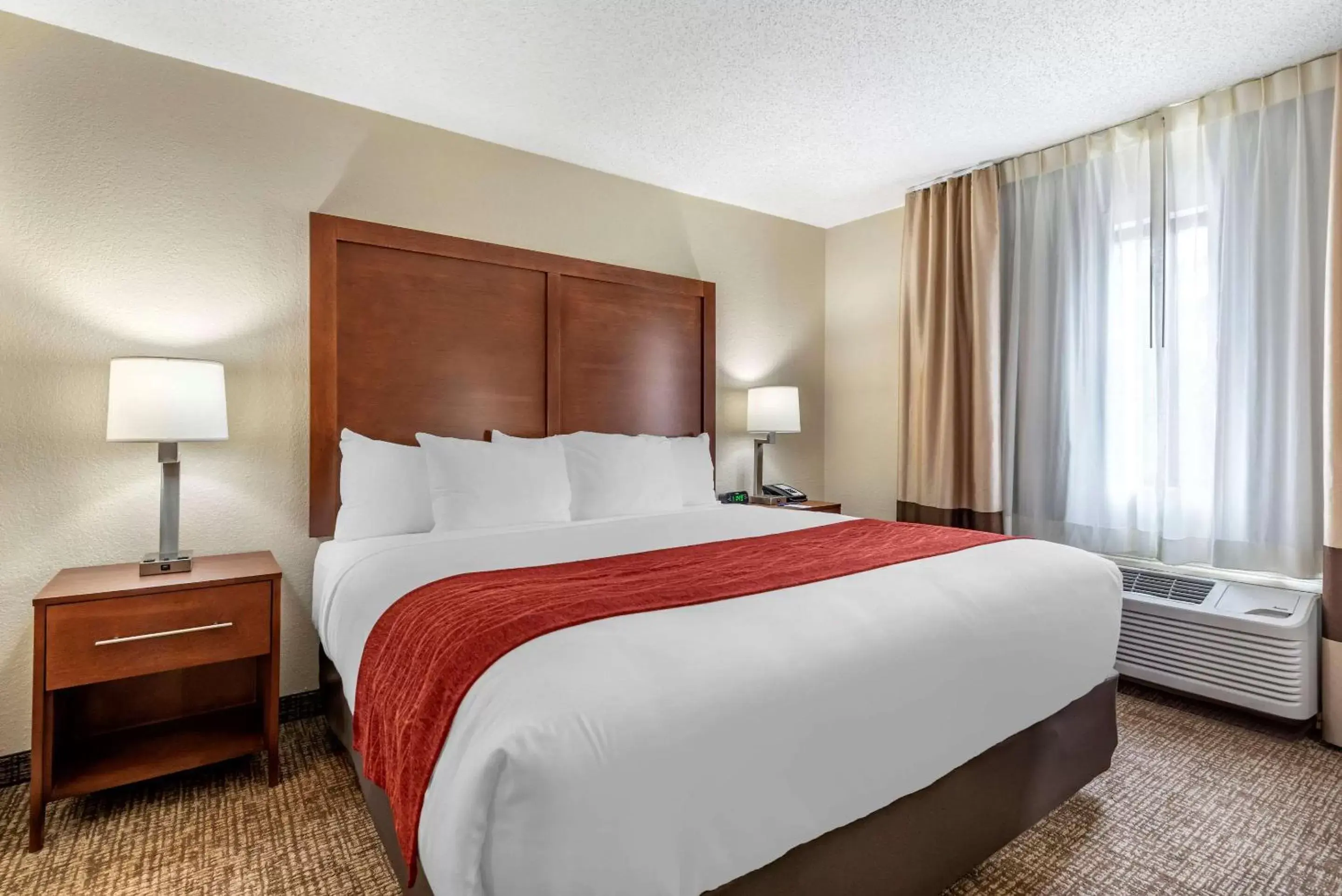 Bedroom, Bed in Comfort Inn & Suites Middletown - Franklin