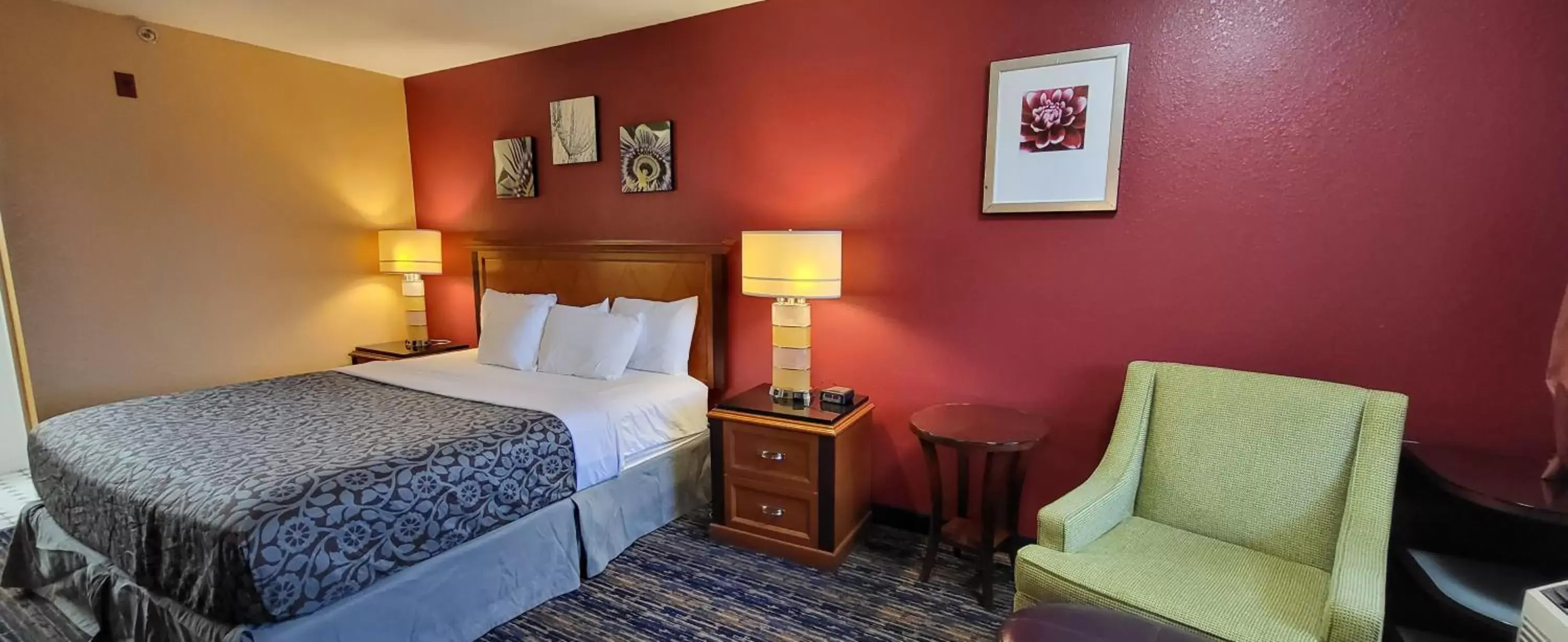 Bed in Olympic Inn & Suites Port Angeles