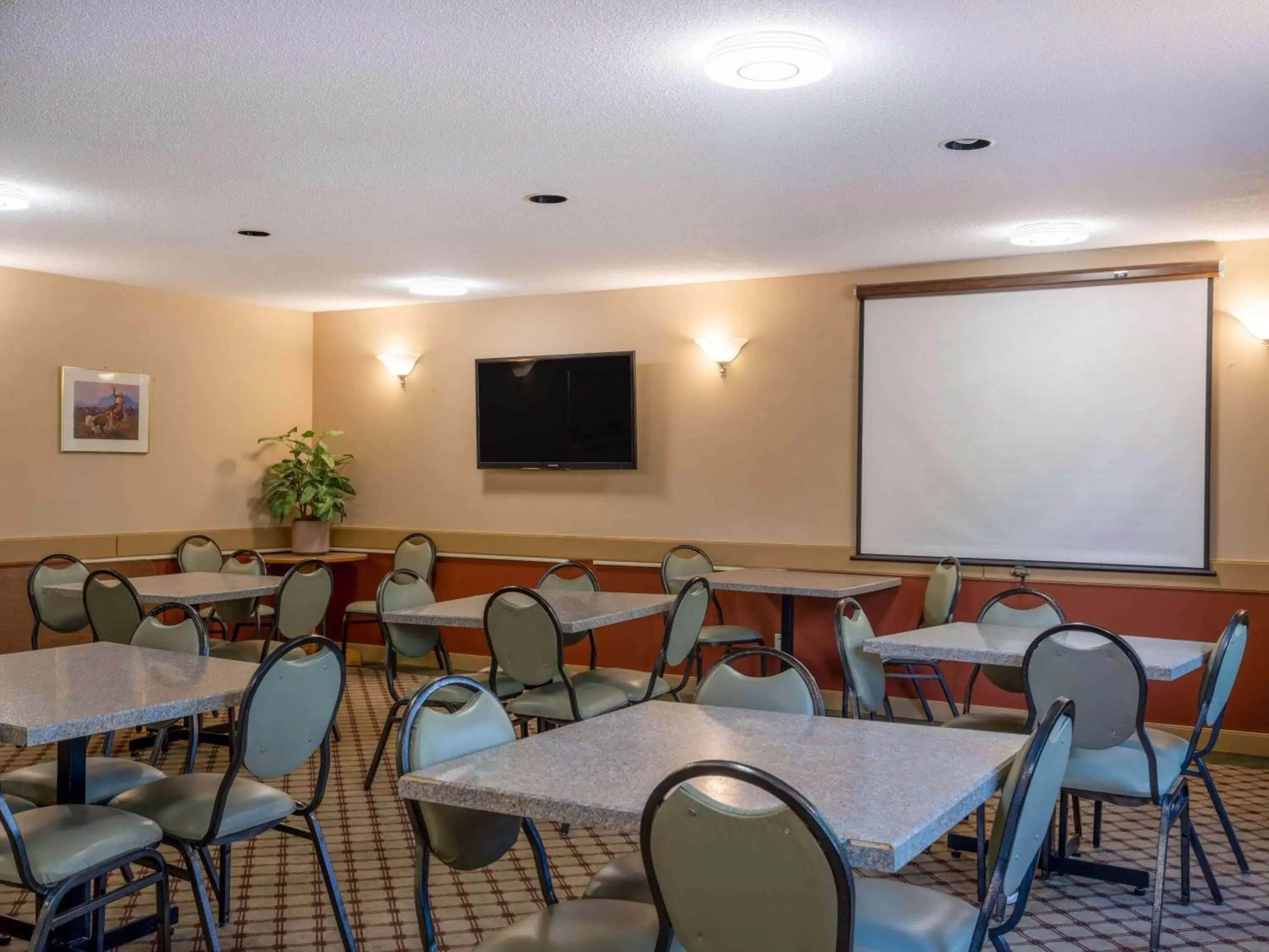 Meeting/conference room, Restaurant/Places to Eat in Travelodge by Wyndham Lacombe