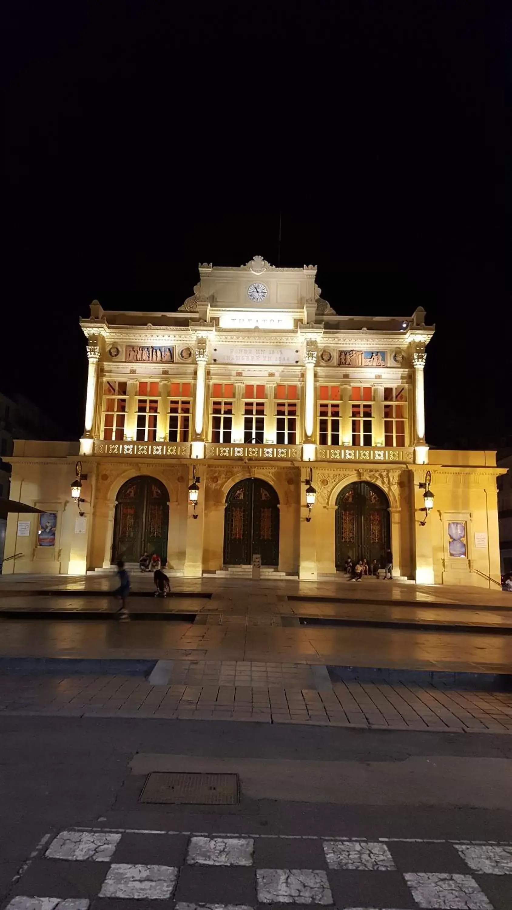 Property Building in Hôtel Confort