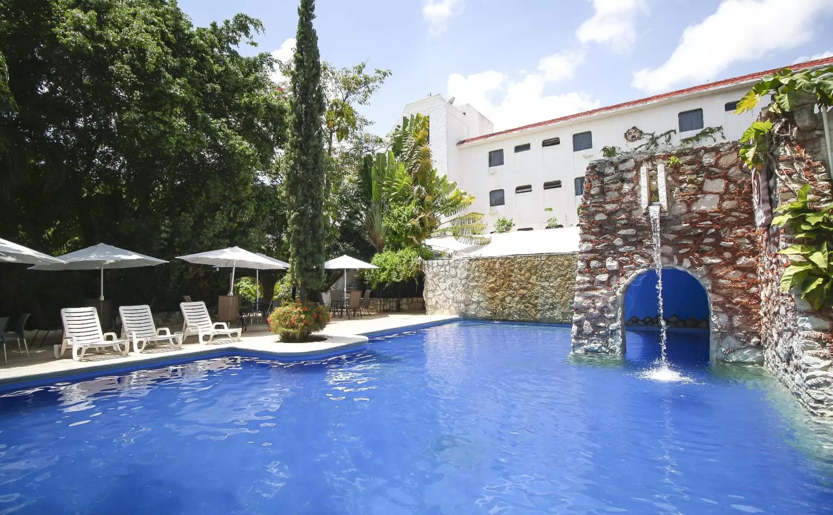 Property building, Swimming Pool in Hotel Xbalamqué & Spa Cancún Centro