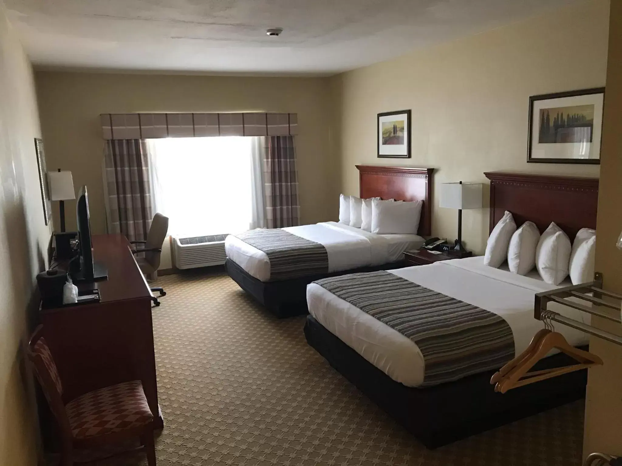 Bed in Country Inn & Suites by Radisson, Freeport, IL